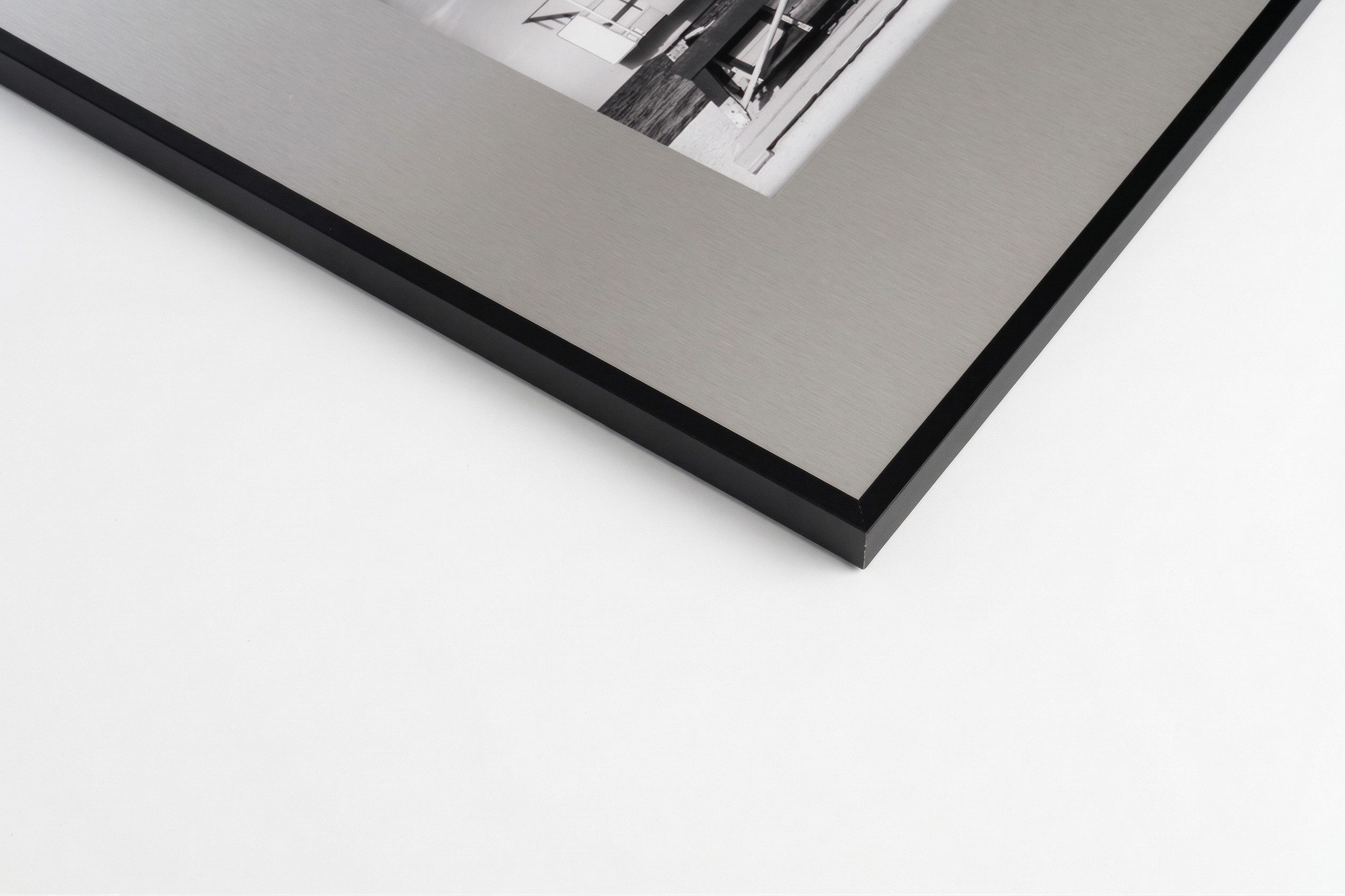 queence Bild Trend Wandbild, Wandkunst, Kunstdruck "Frau am Pool", Fashion, Frau, Wasser (1 St), inkl. Passepartout aus hochwertigem Aluminium und schwarzem Rahmen