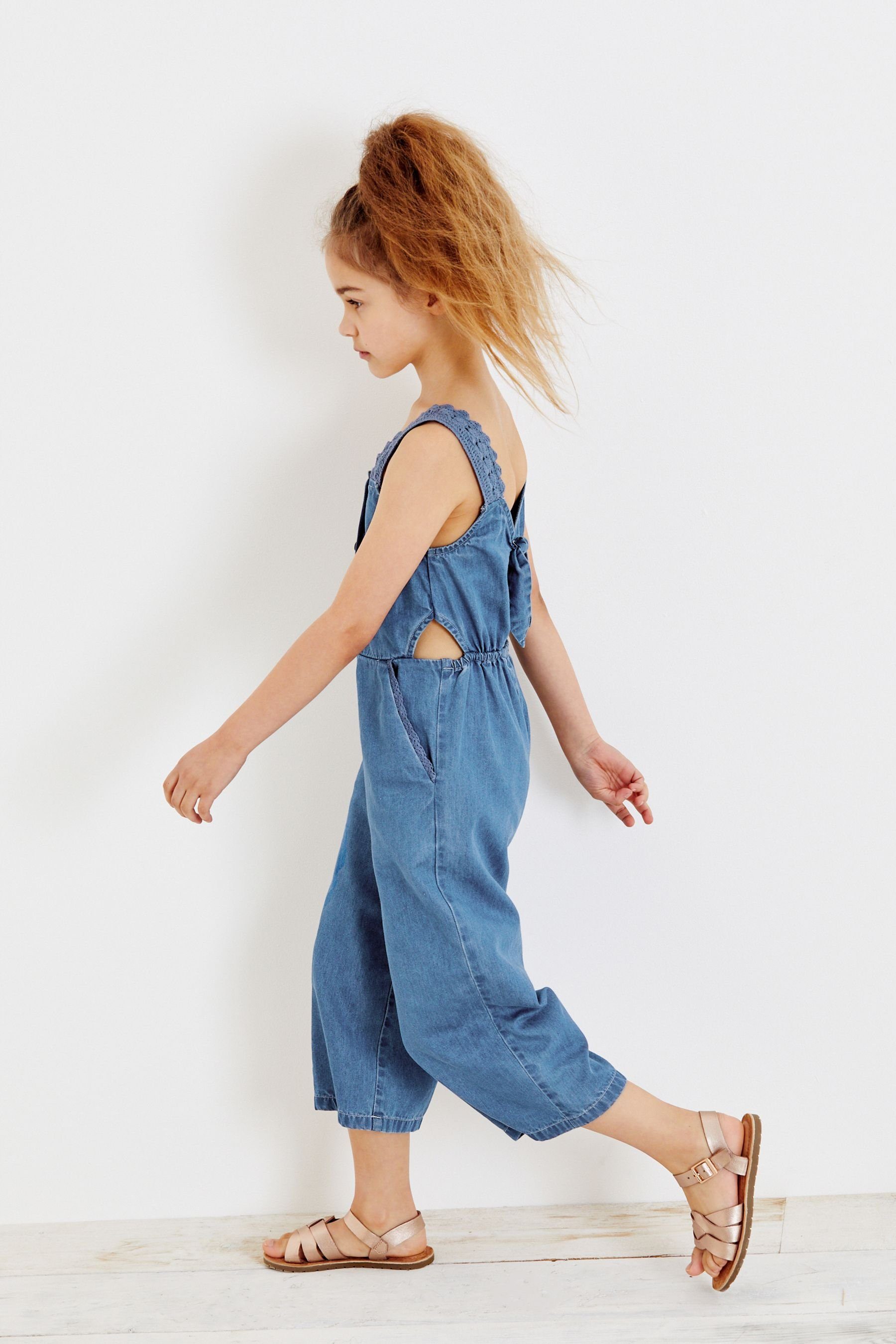Next Playsuit Playsuit mit Trägern und Häkelbesatz (1-tlg)