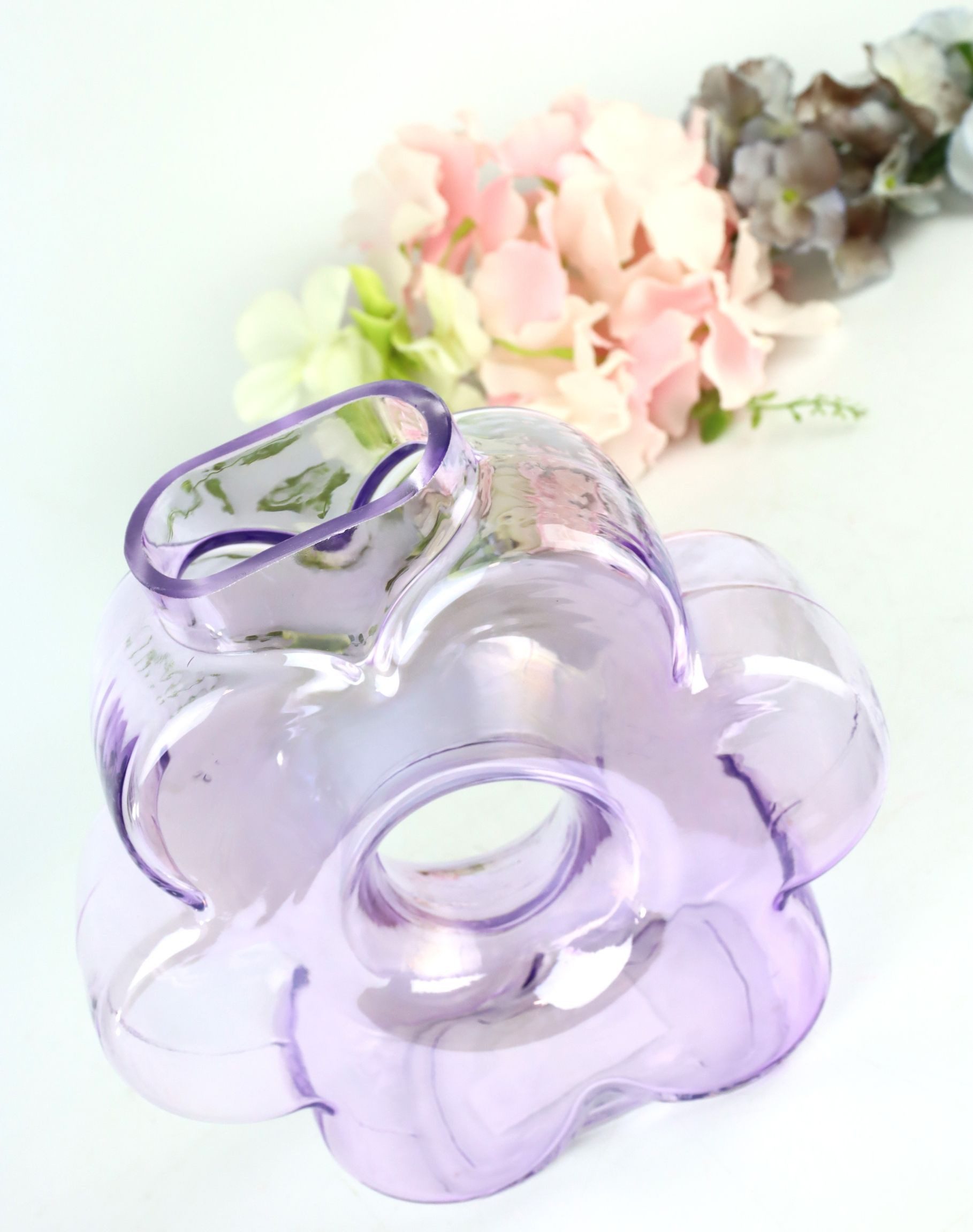 FURNARO Dekovase (1 St), Blütenförmige Glasvase in kräftigem Lila mit flacher Form