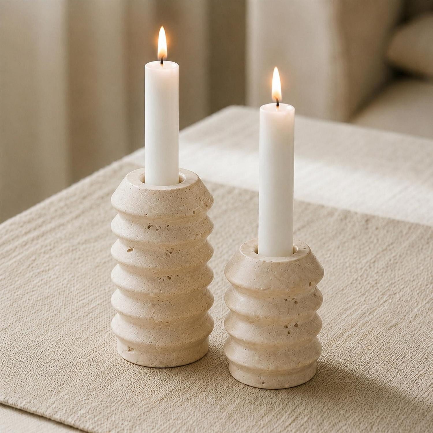 kleiner tisch wohnzimmer mit runder Platte und Basis Große kuenstlicher Weihnachtsbaum -