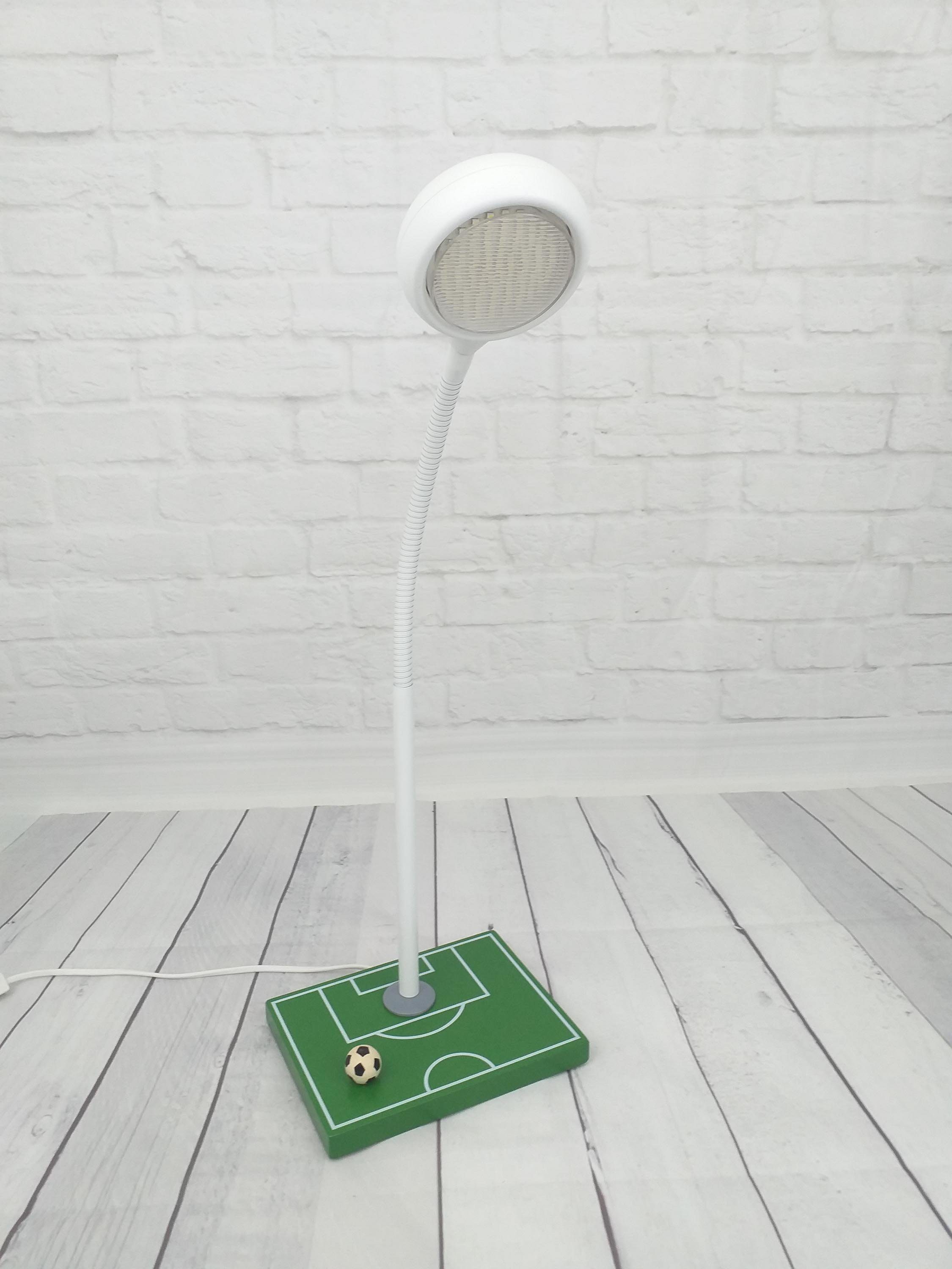 niermann LED Tischleuchte Fußballfeld, Kinderlampe, Kinderzimmer, Tisch-Leseleuchte Fußballfeld