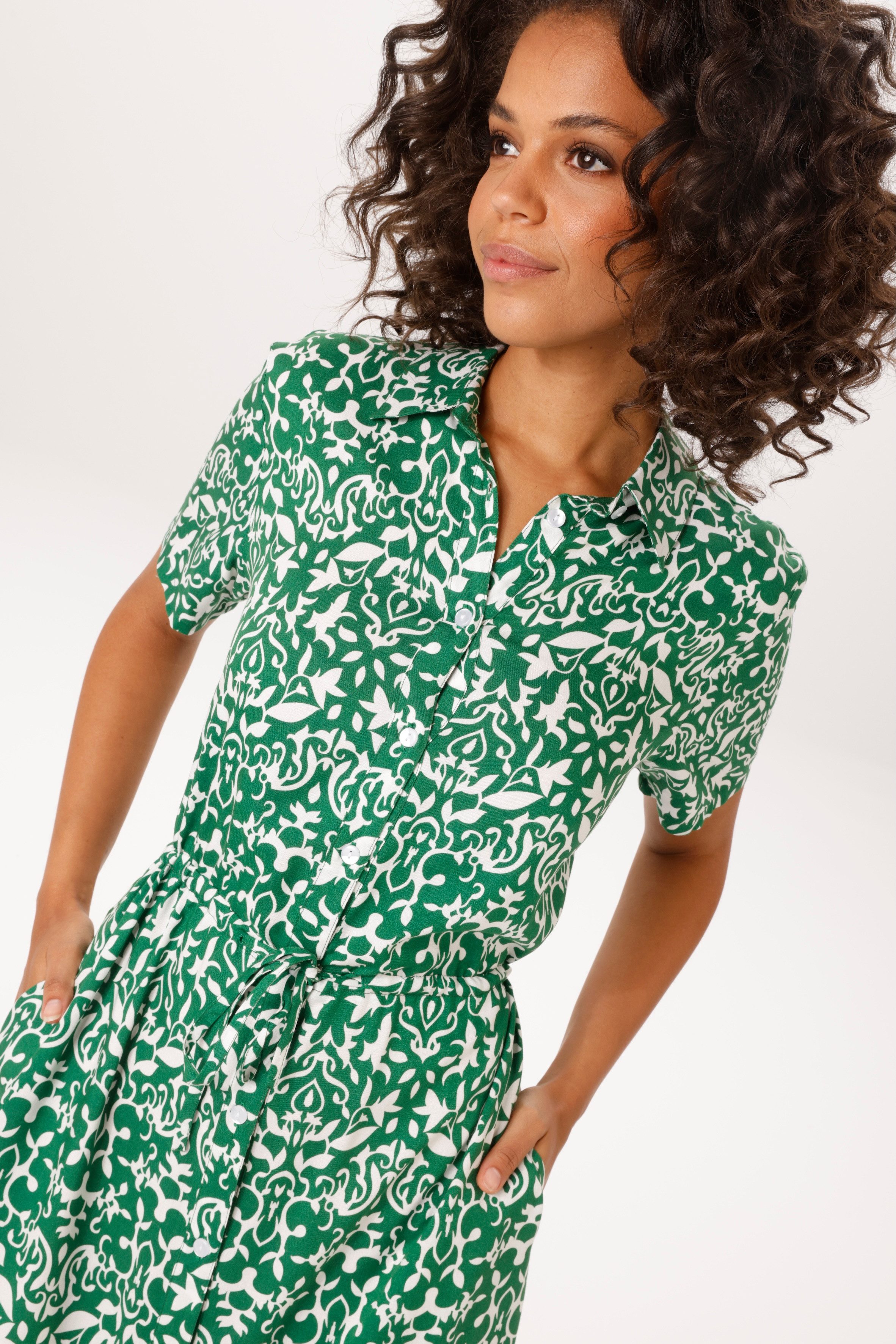 Aniston CASUAL Sommerkleid mit Ornamenten und grafischen Blumen bedruckt