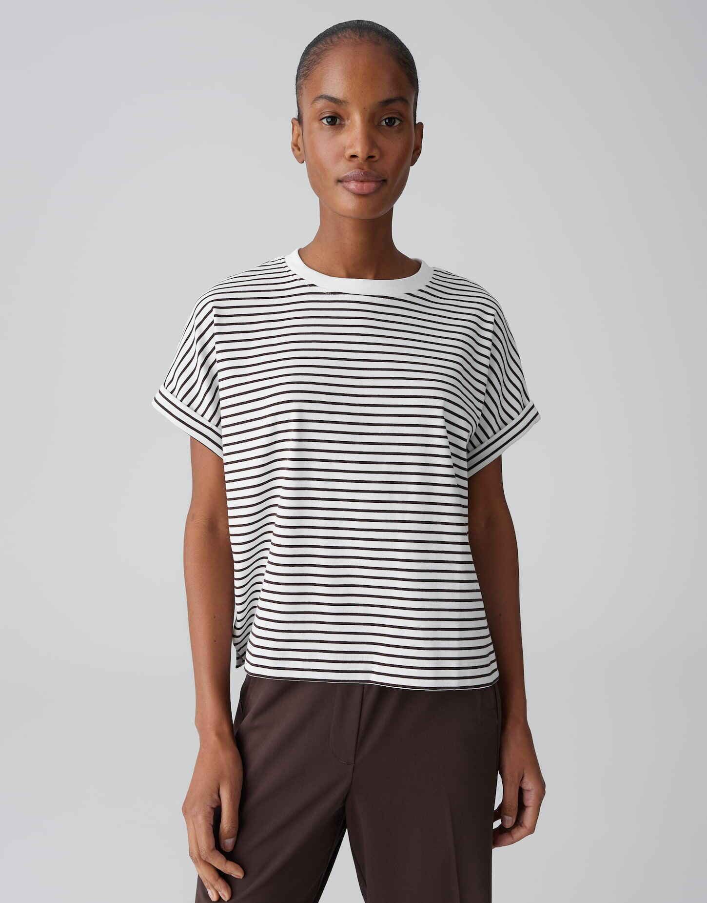 OPUS Kurzarmshirt Gestreiftes T-Shirt aus BCI Cotton Mix Slim Fit Figurbetonter Schnitt, kontrastfarbene Rippbündchen