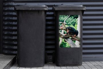MuchoWow Wandsticker Junger Schimpanse im Dschungel (1 St), Mülleimer-aufkleber, Mülltonne, Sticker, Container, Abfalbehälter