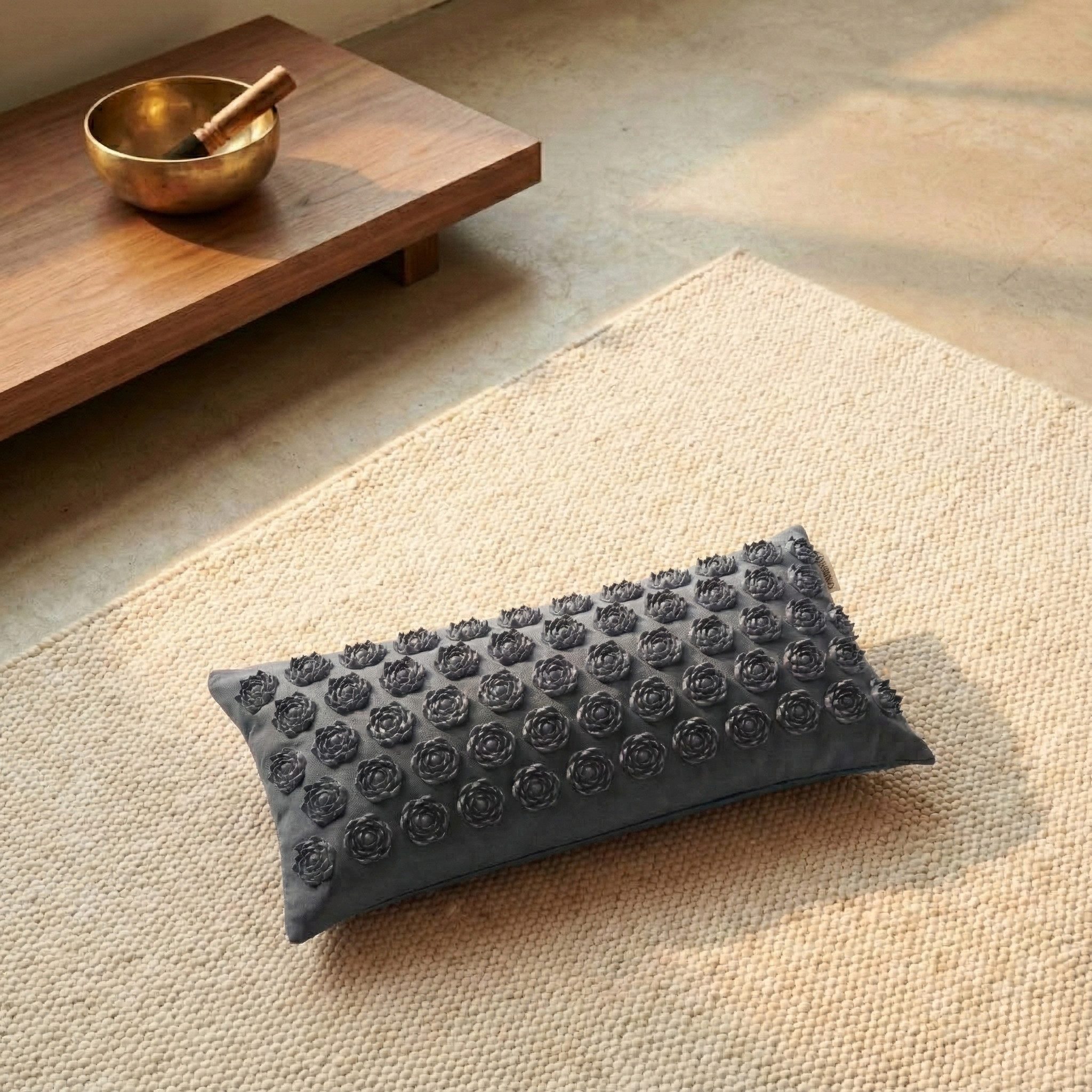 Yogistar Akupressurmatte Akupressurkissen akupress relax lotus - Baumwolle (Standard, 1-St., Standard), Nackenkissen mit 1.450 Akupressurnadeln, Lotus-Design, Bio-Baumwolle