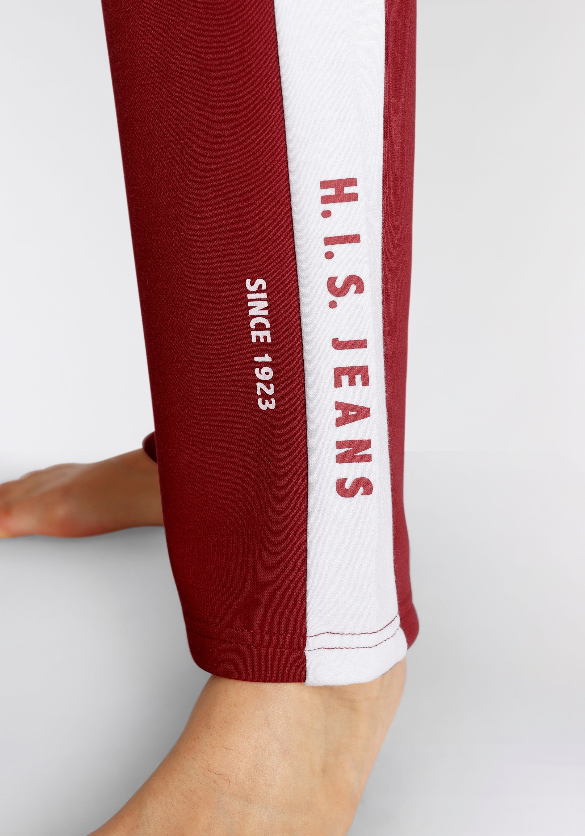 Logodruck, Seitenstreifen weißem Loungeanzug und rot Relaxhose H.I.S mit
