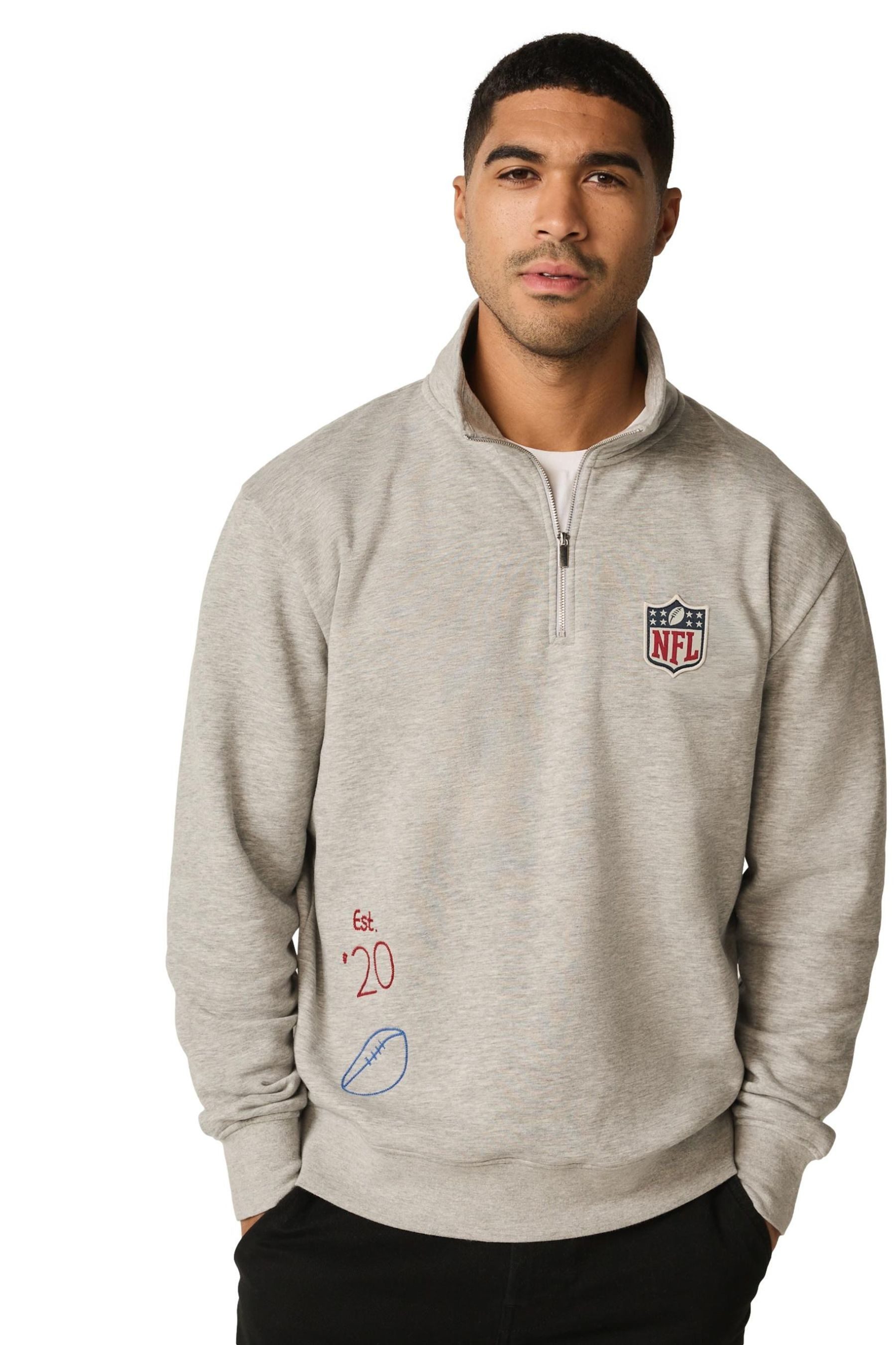 Next Sweater Lizenziertes Sweatshirt mit 1/4-RV und Grafik, NFL (1-tlg)
