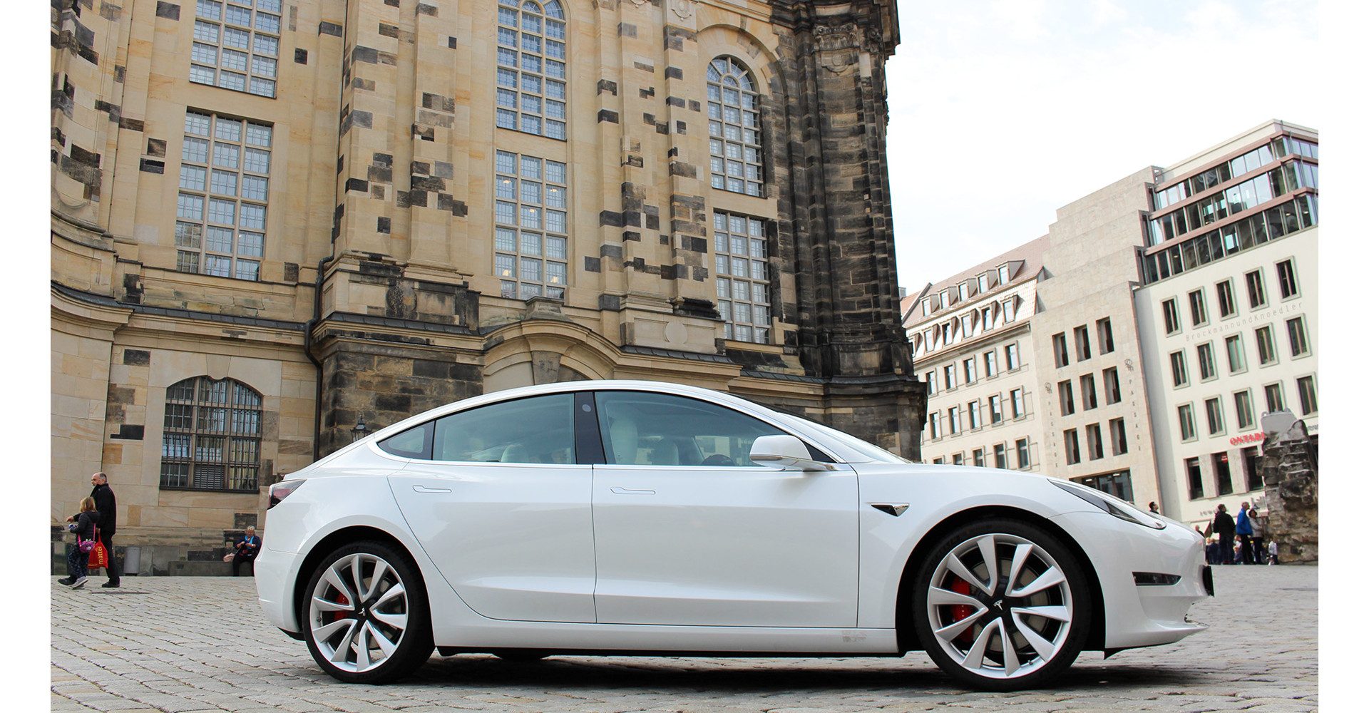 Jochen Schweizer Erlebnisgutschein Tesla Model 3 Performance mieten Dresden (1 Tag), Tesla Power erleben: Dresden elektrisch erobern