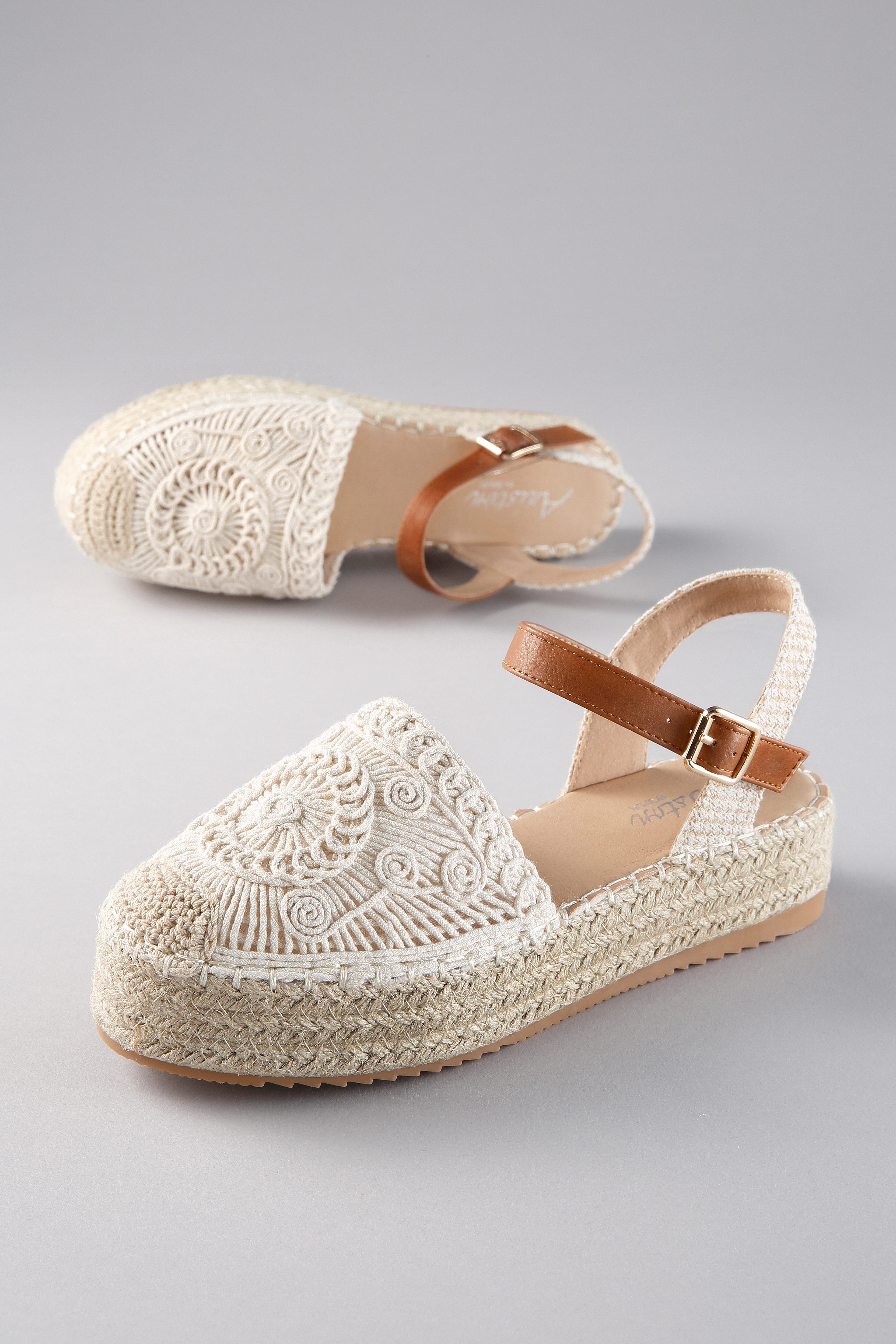 Aniston SHOES Plateausandale Häkel-Sandale, Sommerschuh, Urlaubsschuh - NEUE KOLLEKTION. € 49,99