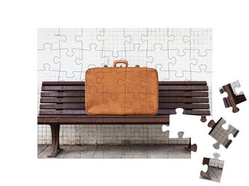 puzzleYOU Puzzle Vintage-Koffer auf einer Bank, 48 Puzzleteile, puzzleYOU-Kollektionen Nostalgie