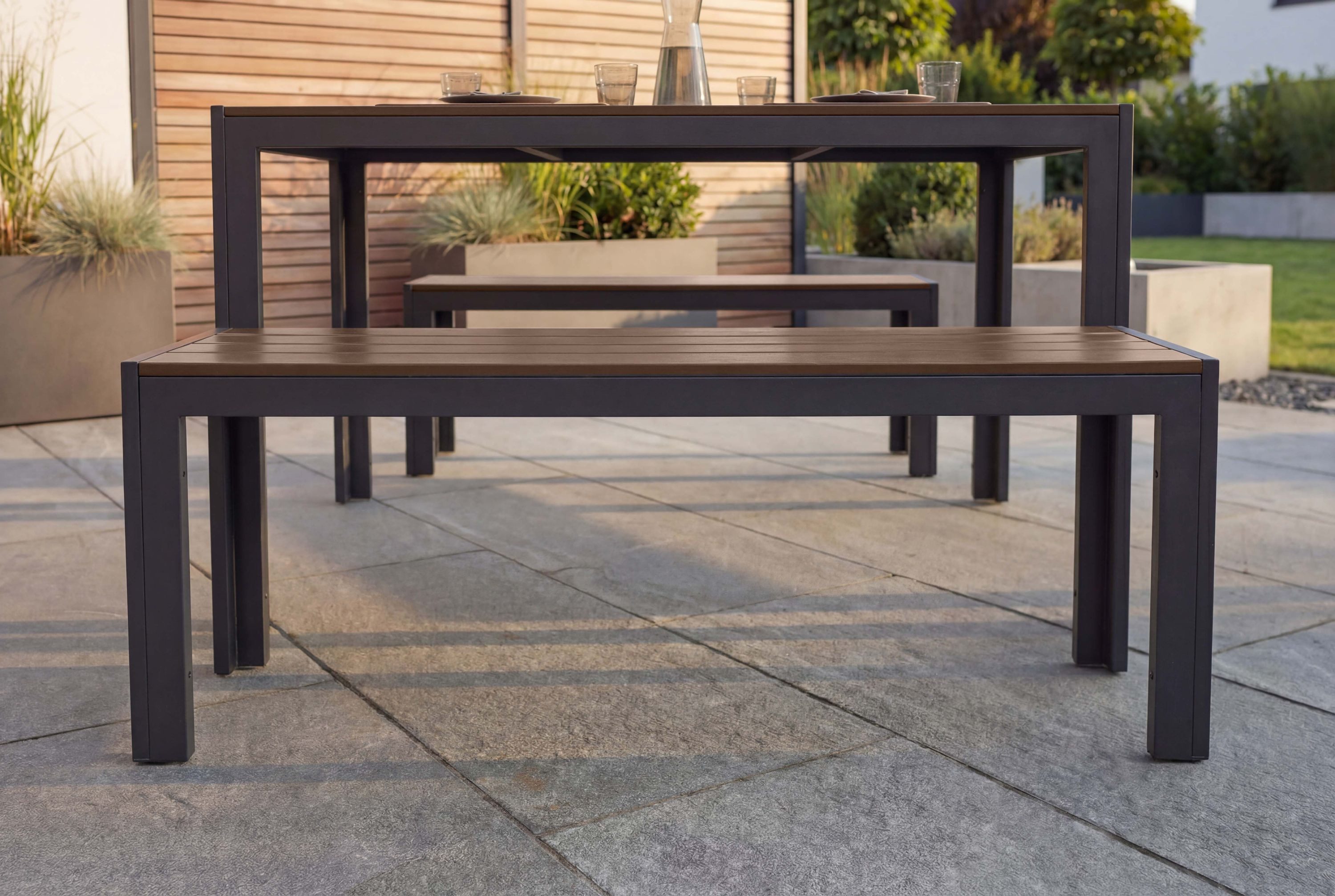 riess-ambiente Gartenbank DESIGNO 130cm dunkelbraun / schwarz · Outdoor-Sitzbank aus Aluminium (Einzelartikel, 1-St), wetterfest · Kunststoff & Metall · ohne Rückenlehne · Balkon/Terrasse