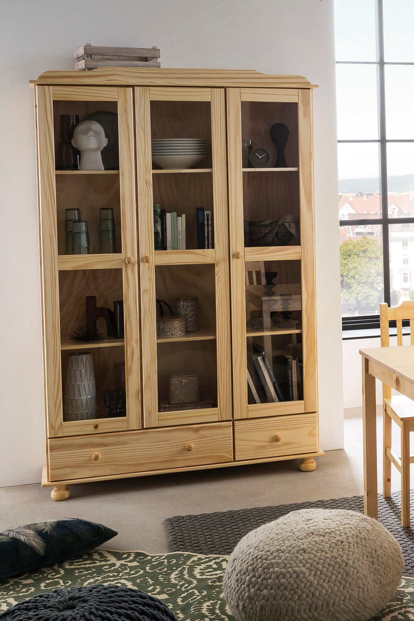 MÖBILIA Vitrine Chur Gefertigt aus massivem Kieferholz