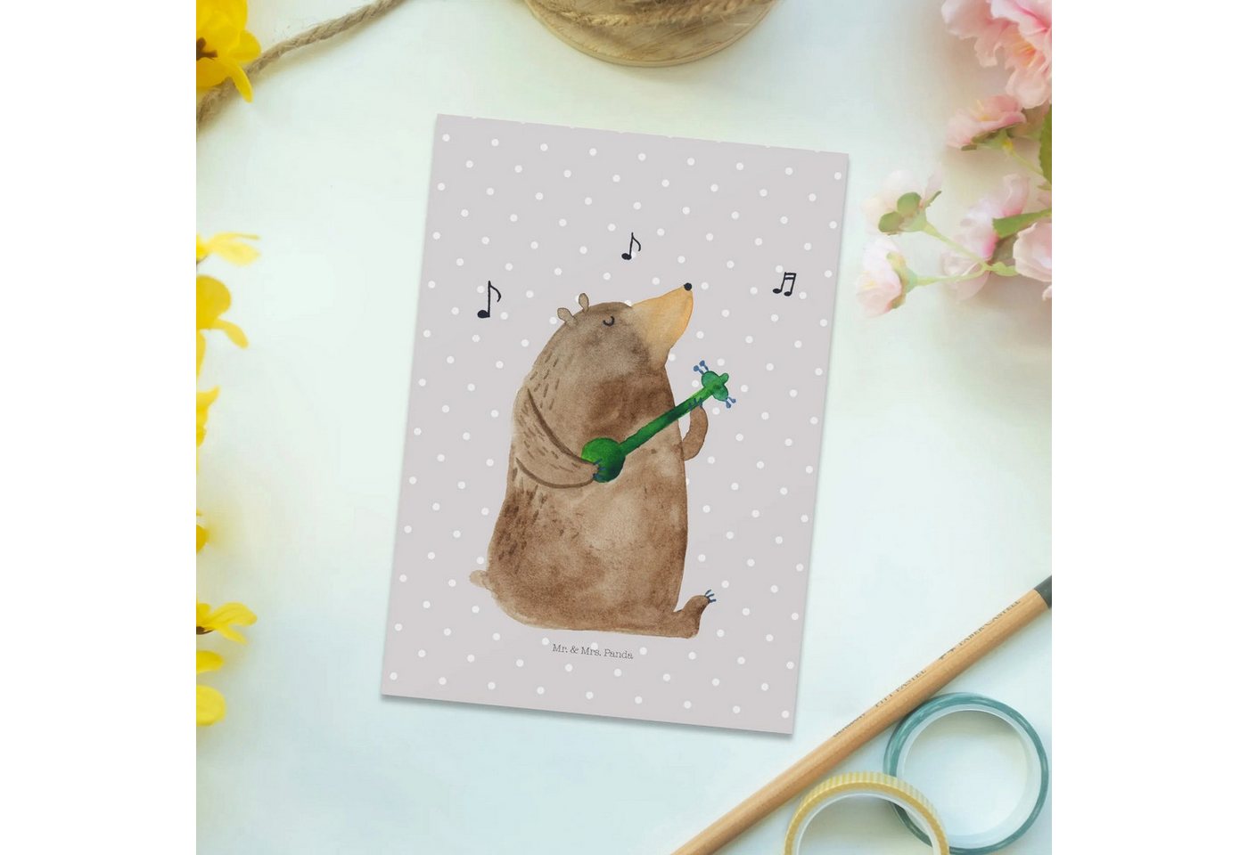 Thumbnail - Mr. & Mrs. Panda Postkarte Bär Gitarre - Grau Pastell - Geschenk, Karte, Ansichtskarten, Einladu, Glücksmomente teilen