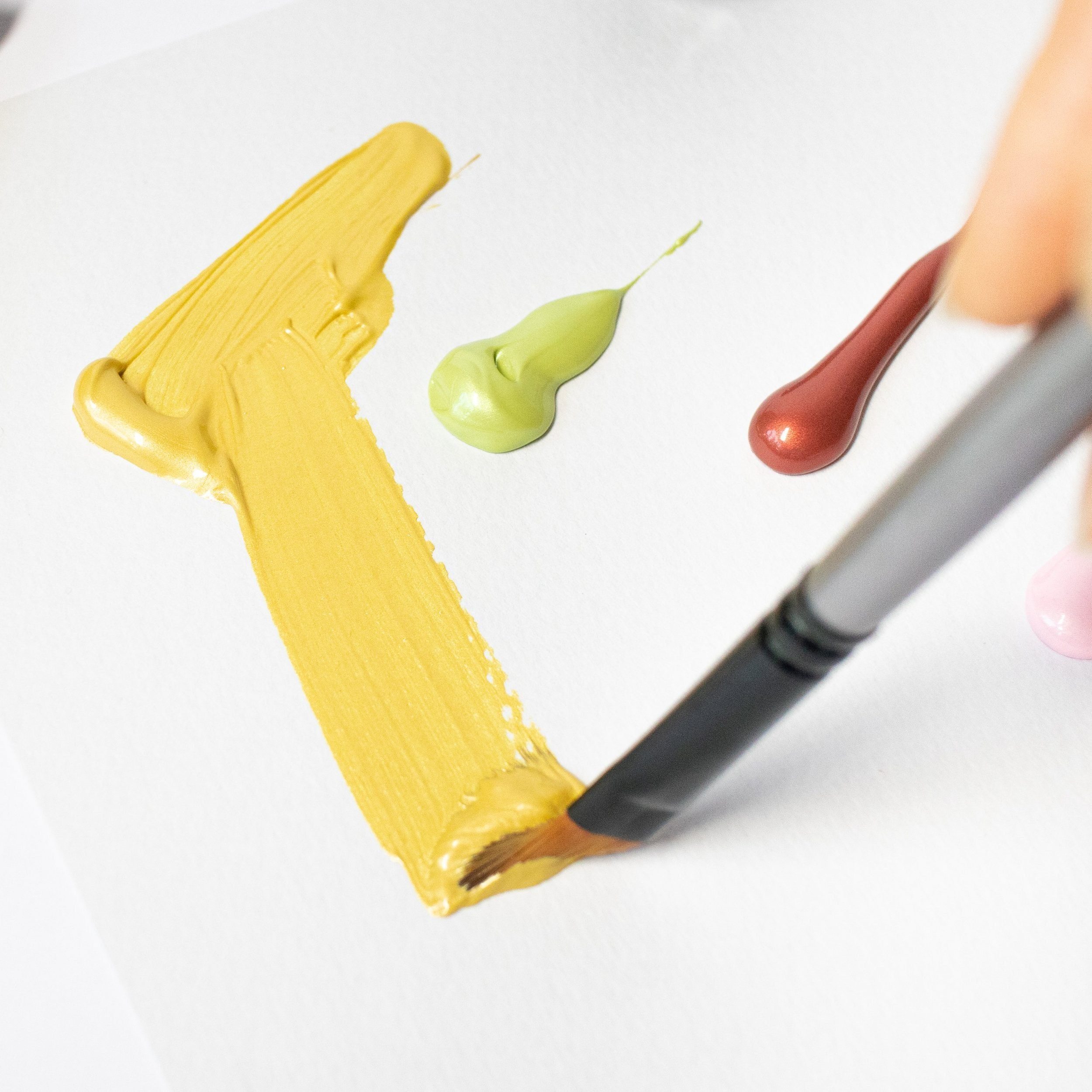 Mont Marte Acrylfarbe Set Metallic 12 / 36 × 36 ml – edle Metalltöne mit schimmerndem Effekt, Wasserbasiert & ideal für Leinwand, Karton, Papier, Ton, Holz, Stein