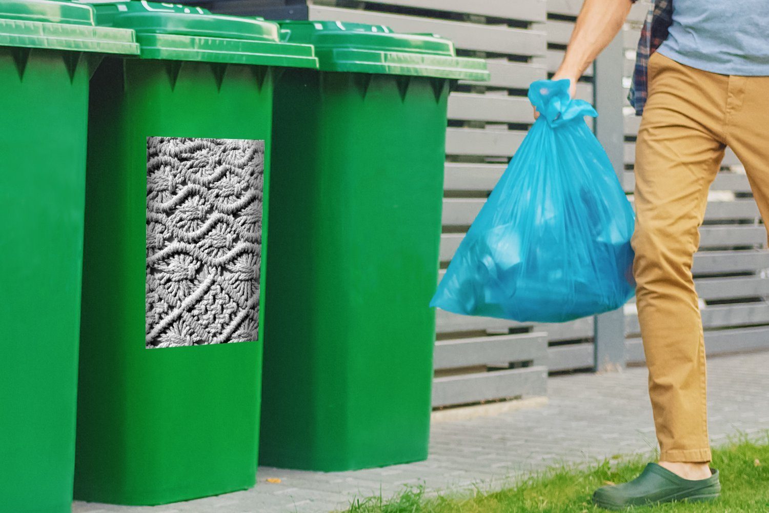 Abfalbehälter Wandsticker MuchoWow Mülltonne, aus Sticker, Container, schwarz-weiß - der Nähe betrachtet Mülleimer-aufkleber, St), Makramee-Kissenbezug (1