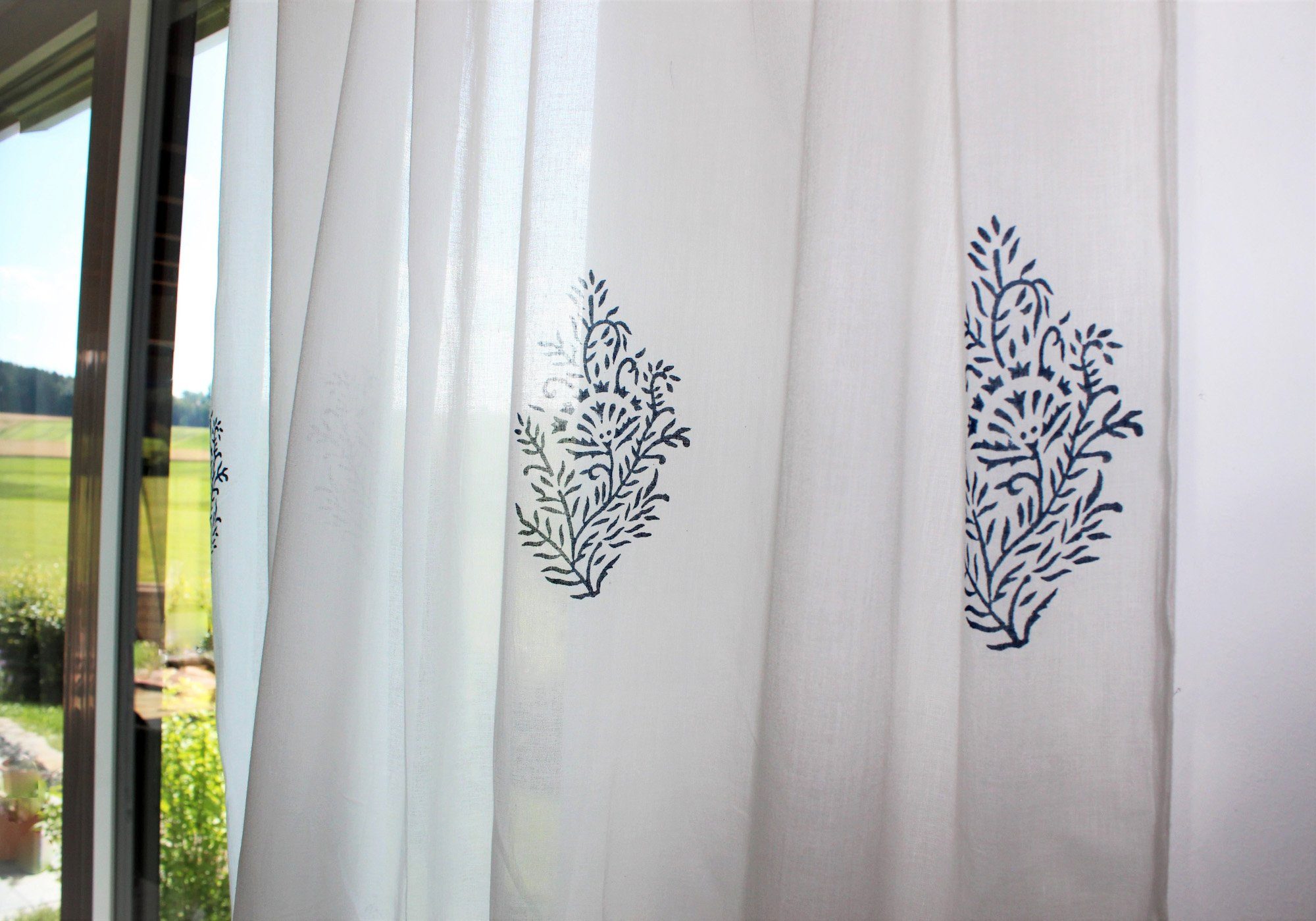 Vorhang Vorhang weiß blickdicht 100% blau (1 Indradanush, Baumwolle Blockprint, verdeckteSchlaufen Muster, indisches Hand halbtransparent, St), pflegeleicht bedruckt, von