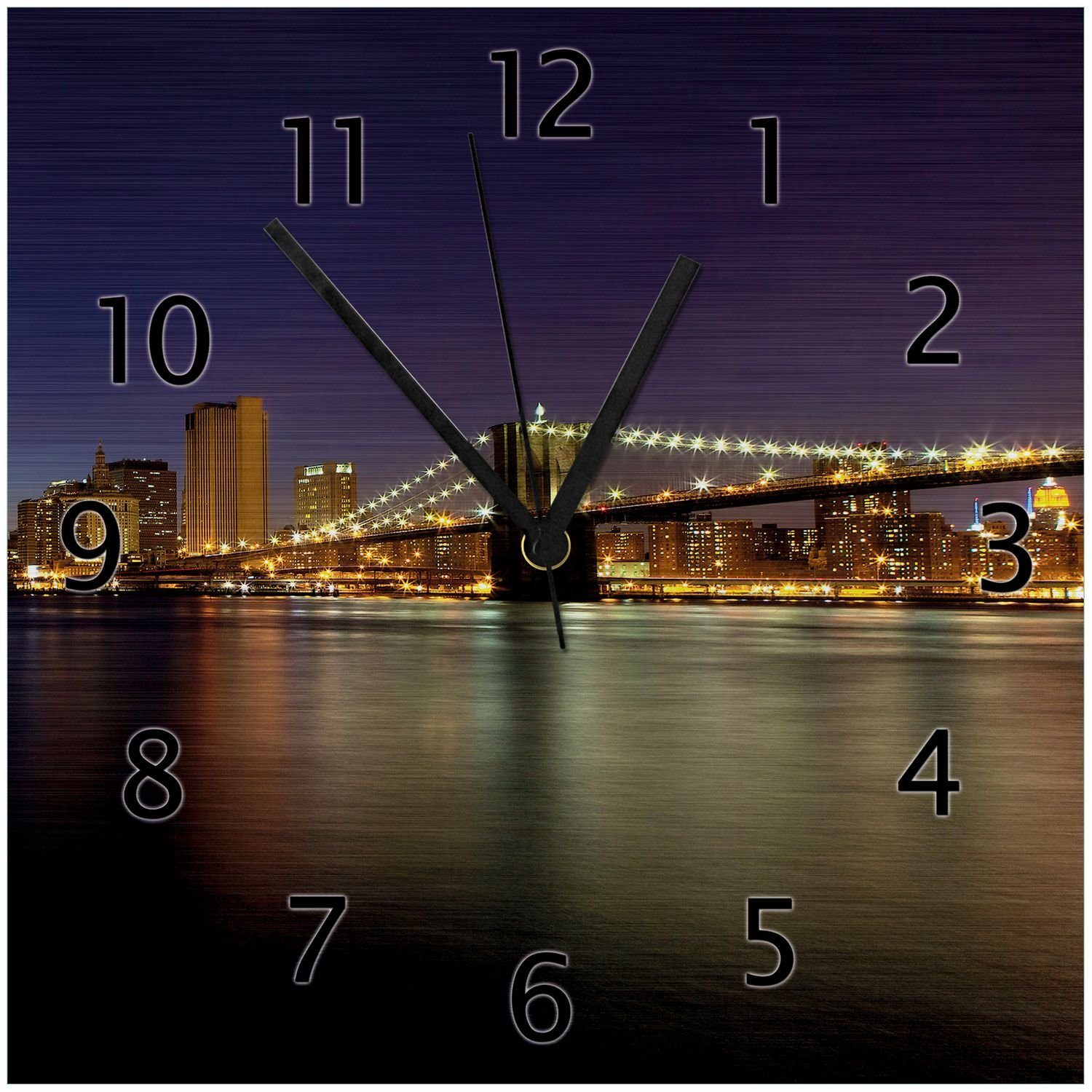 Wallario Wanduhr New York Skyline - Brooklyn Bridge und Manhattan am Abend (Aluverbunduhr)