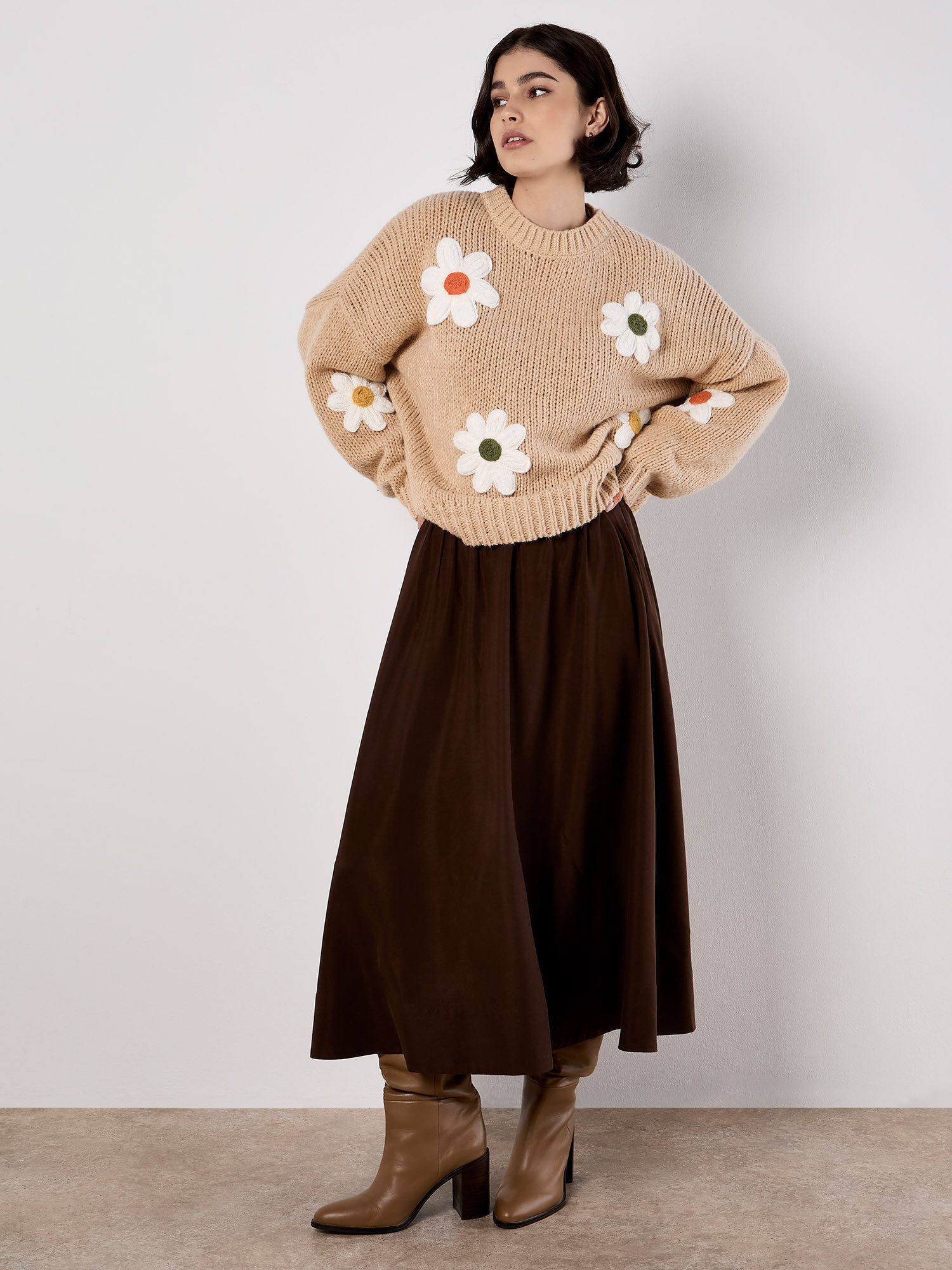 Apricot Rundhalspullover Bestickter Pullover mit Gänseblümchen