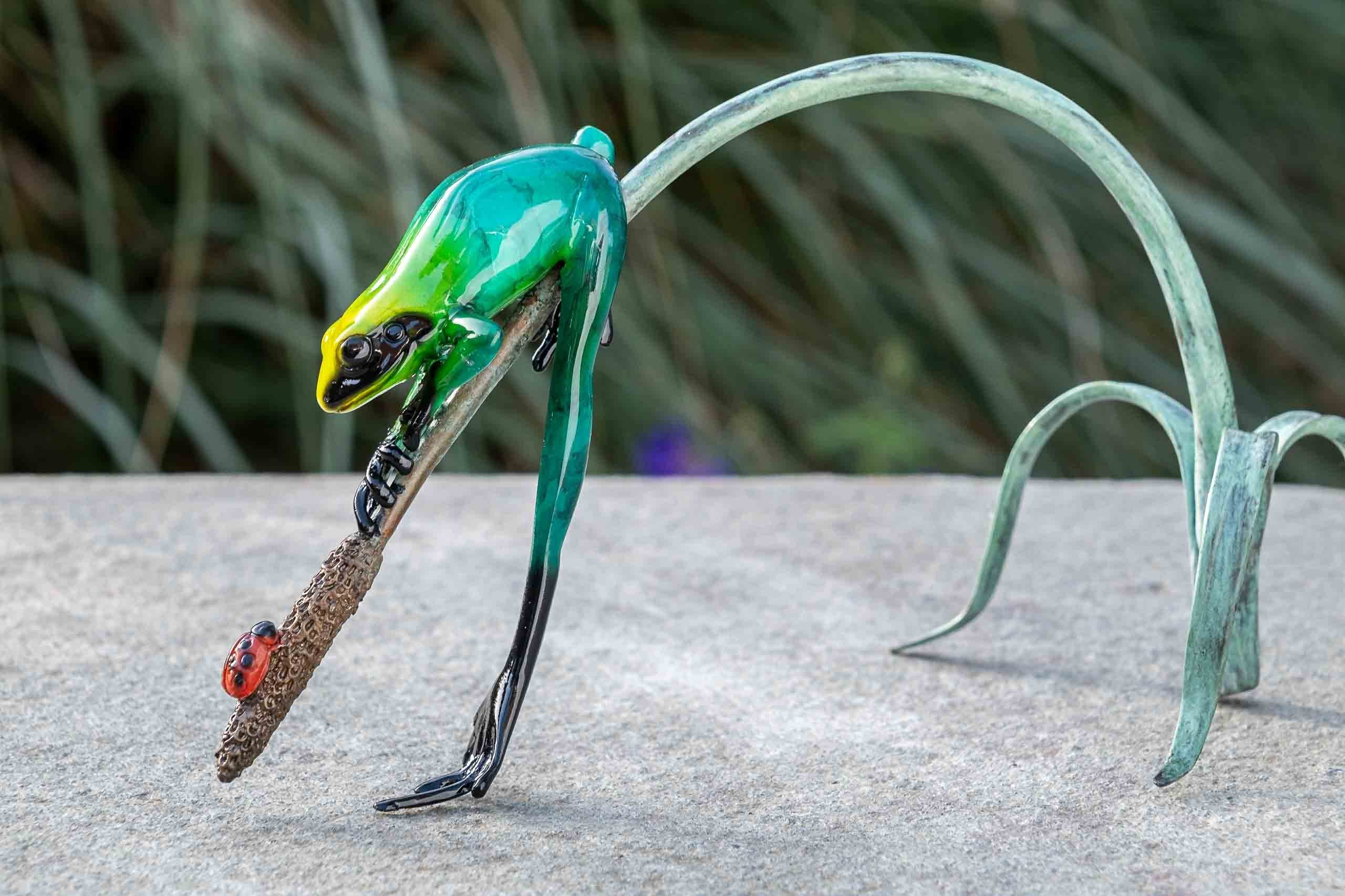 IDYL Dekofigur IDYL Bronze-Skulptur Grüner Frosch auf einem Ast, Bronze – sehr robust – Langlebig – witterungsbeständig gegen Frost, Regen und UV-Strahlung. Die Modelle werden in Wachsausschmelzverfahren in Bronze gegossen und von Hand patiniert.