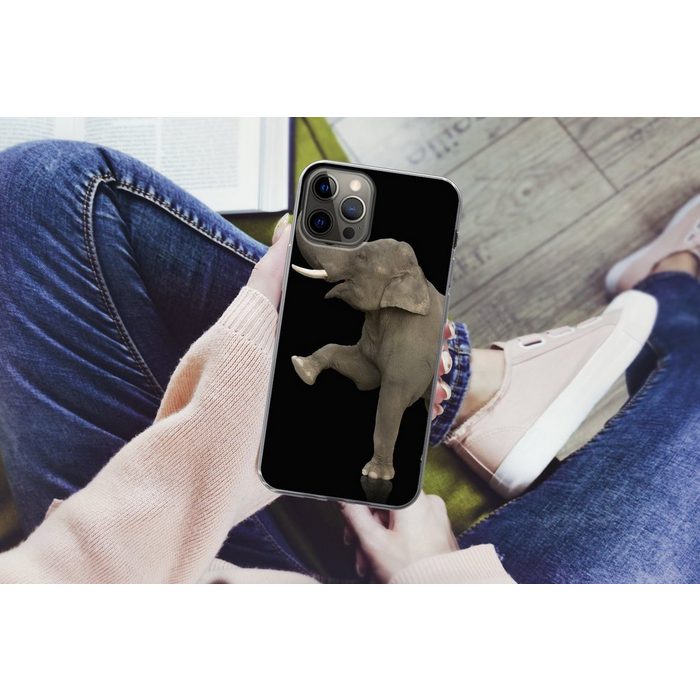 MuchoWow Handyhülle Elefant mit erhobenem rechten Bein auf schwarzem Hintergrund Handyhülle Apple iPhone 12 Pro Max Smartphone-Bumper Print Handy