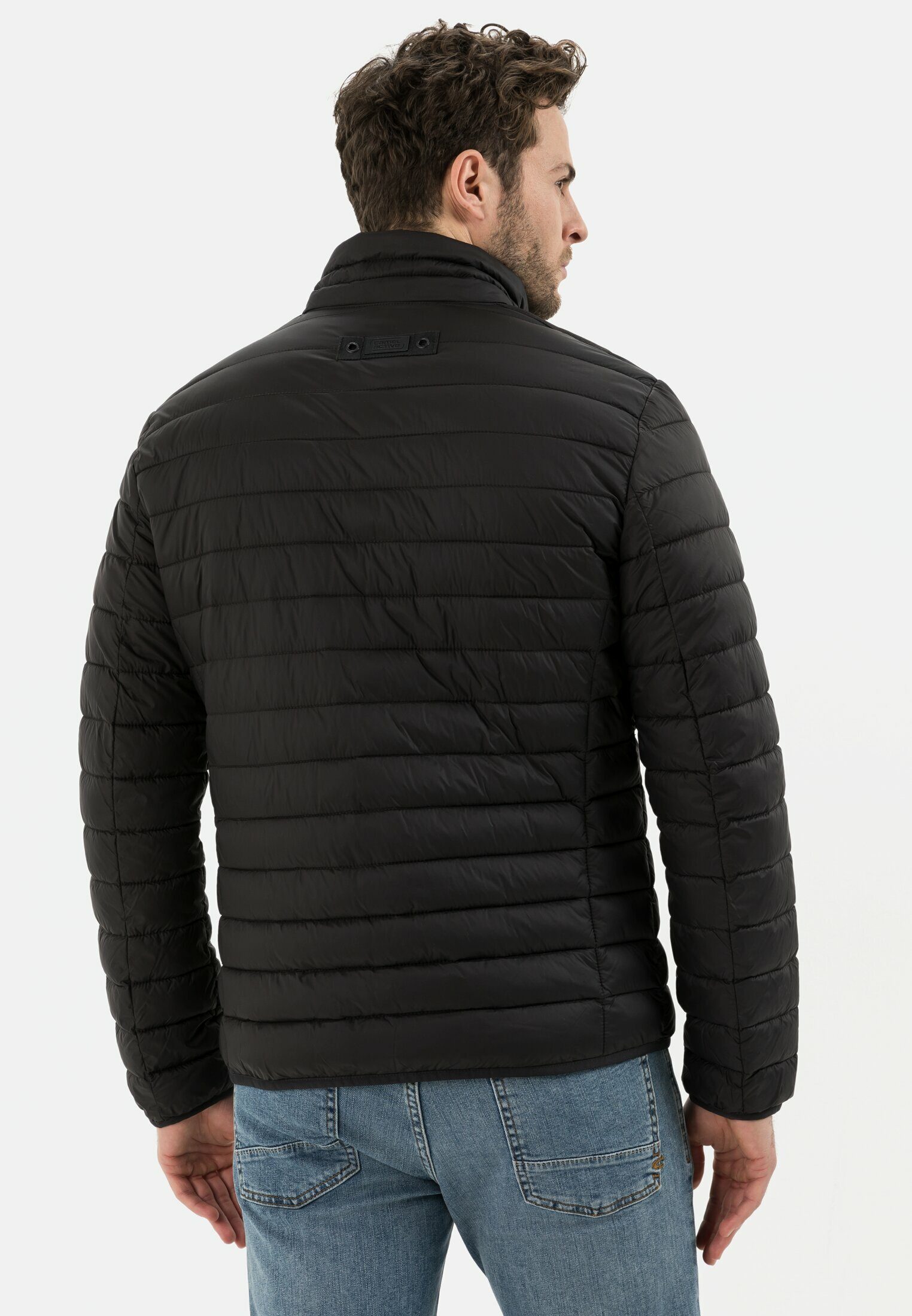 camel active Blouson ohne Daune aus recyceltem Polyester Markenlabel