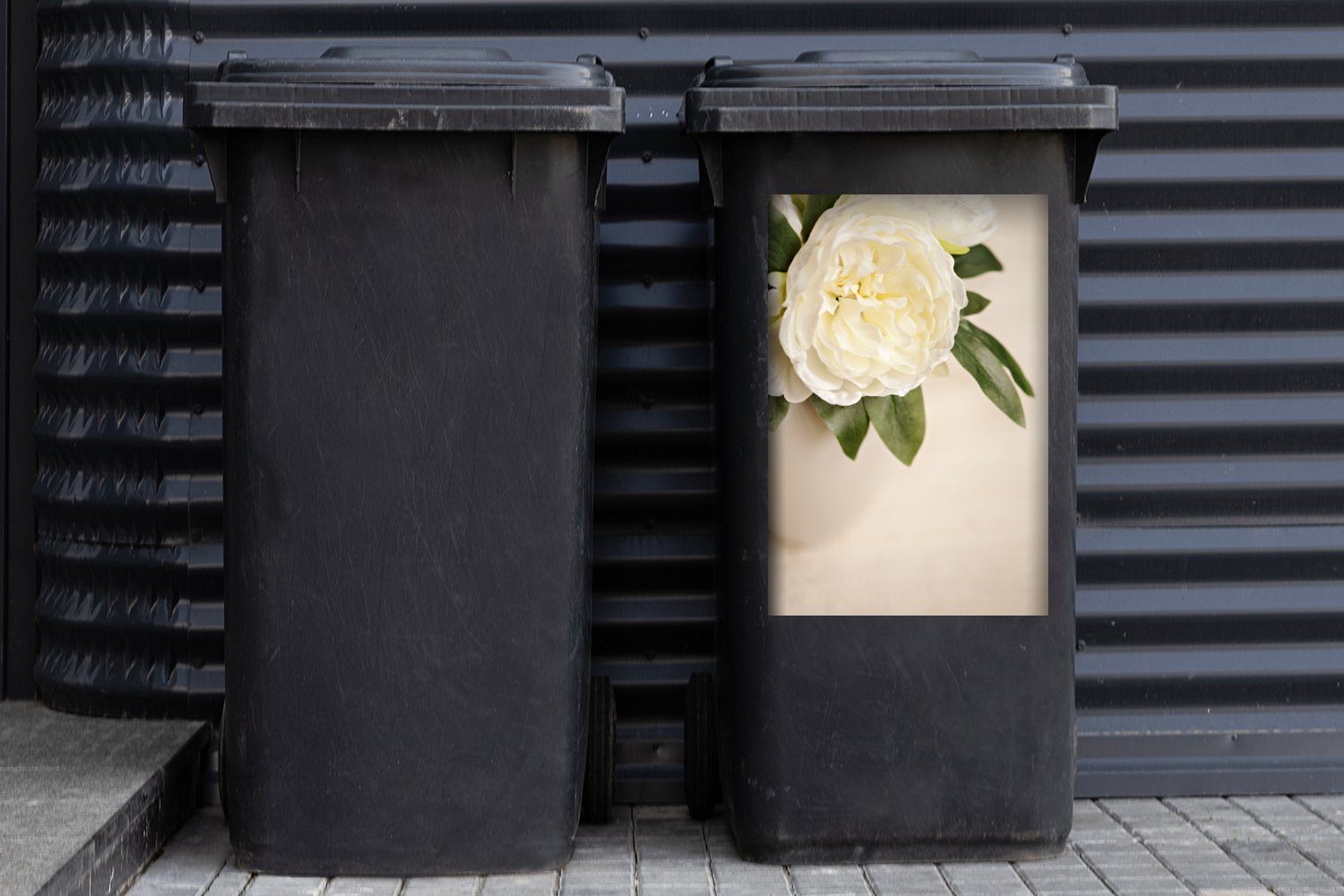 Mülltonne, Pfingstrose Container, in (1 weißen einer St), Sticker, Wandsticker Mülleimer-aufkleber, Vase Abfalbehälter Weiße MuchoWow