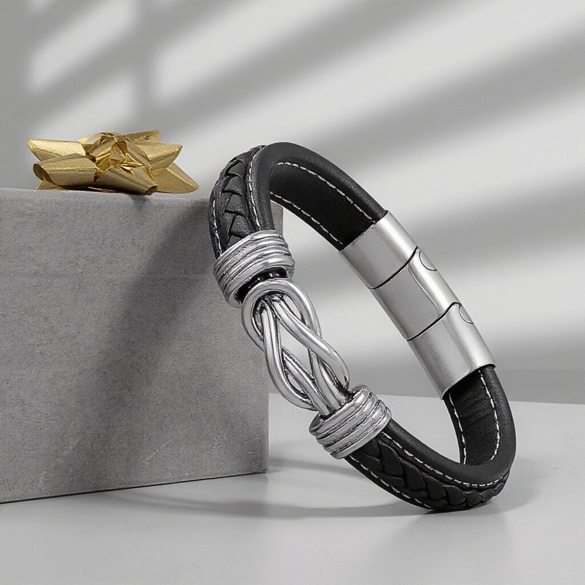 UNIQAL.de Lederarmband ETERNAL – stilvolles Infinity Armband aus Leder & Edelstahl (ideales Geschenk für Vater, Sohn oder Partner, Magnetverschluss mit Verlängerungsglied), Deutsche Handwerkskunst. Hochwertiges Design. Made by Uniqal.