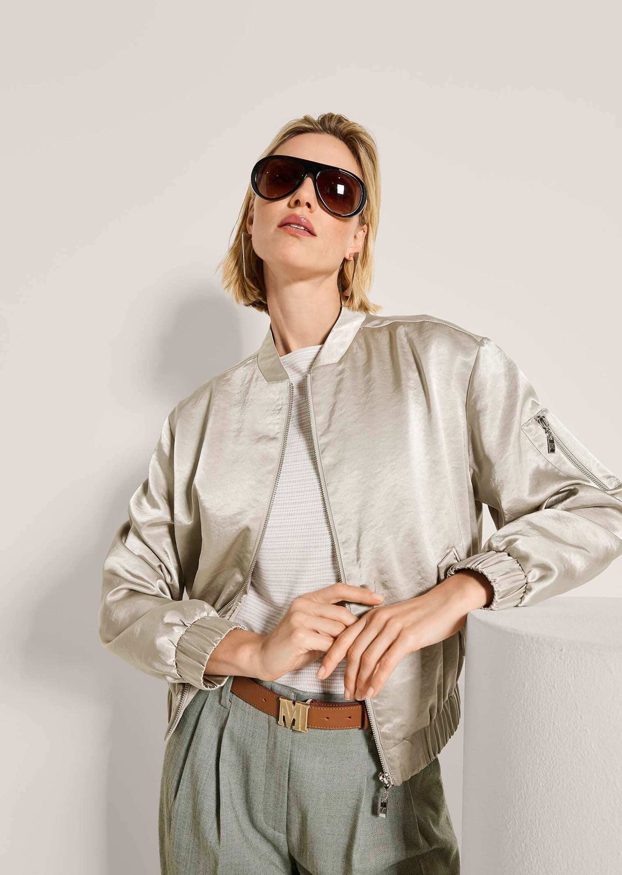 MADELEINE Outdoorjacke Elegante Glanzjacke mit Stehbund Freizeitjacke mit Reißverschluss, Pattentaschen und Langarm