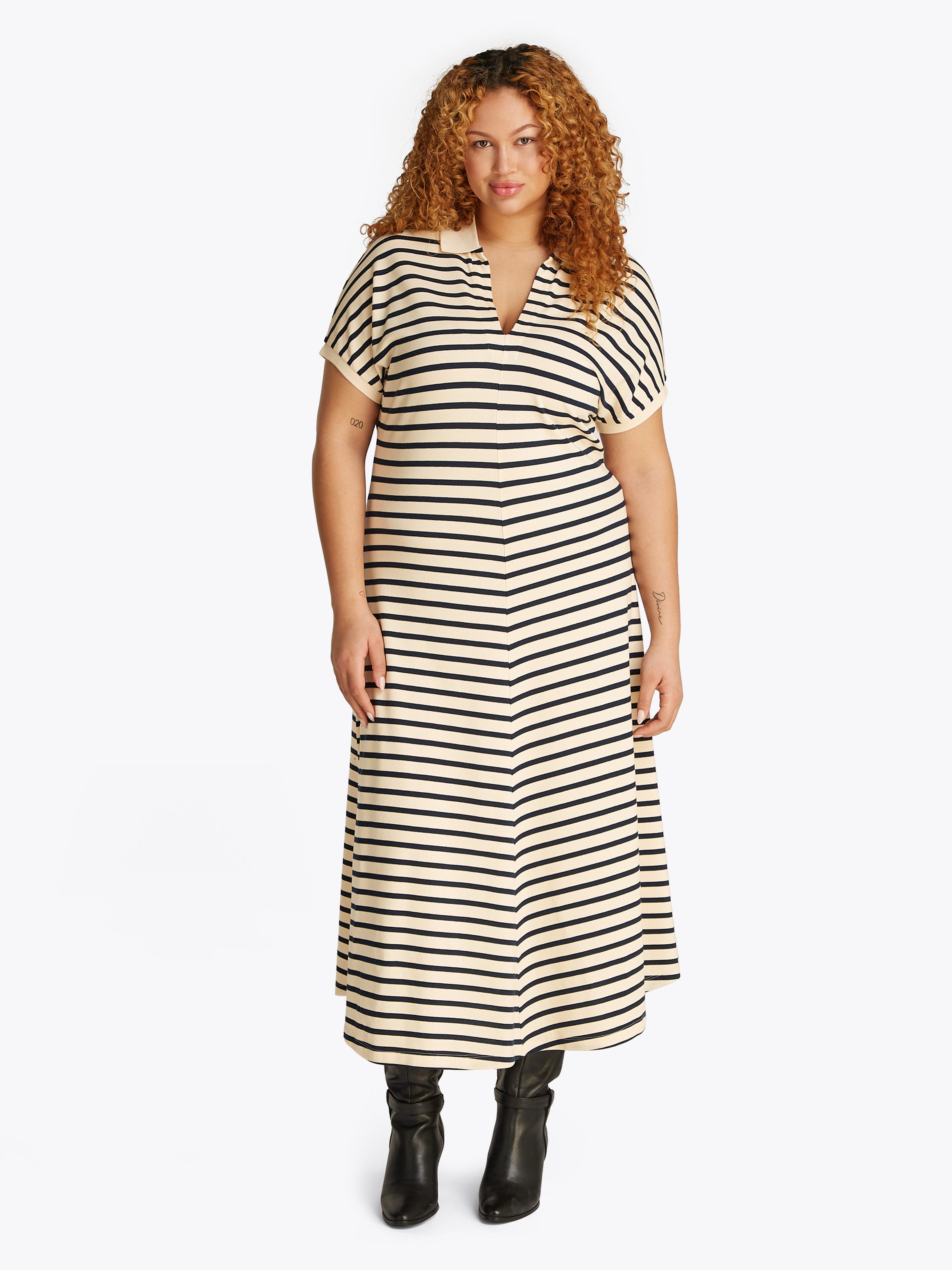 Tommy Hilfiger Curve Midikleid CRV LYOCELL OPEN-NK MIDI DRESS in Großen Größen, Logostickerei, V-Ausschnitt