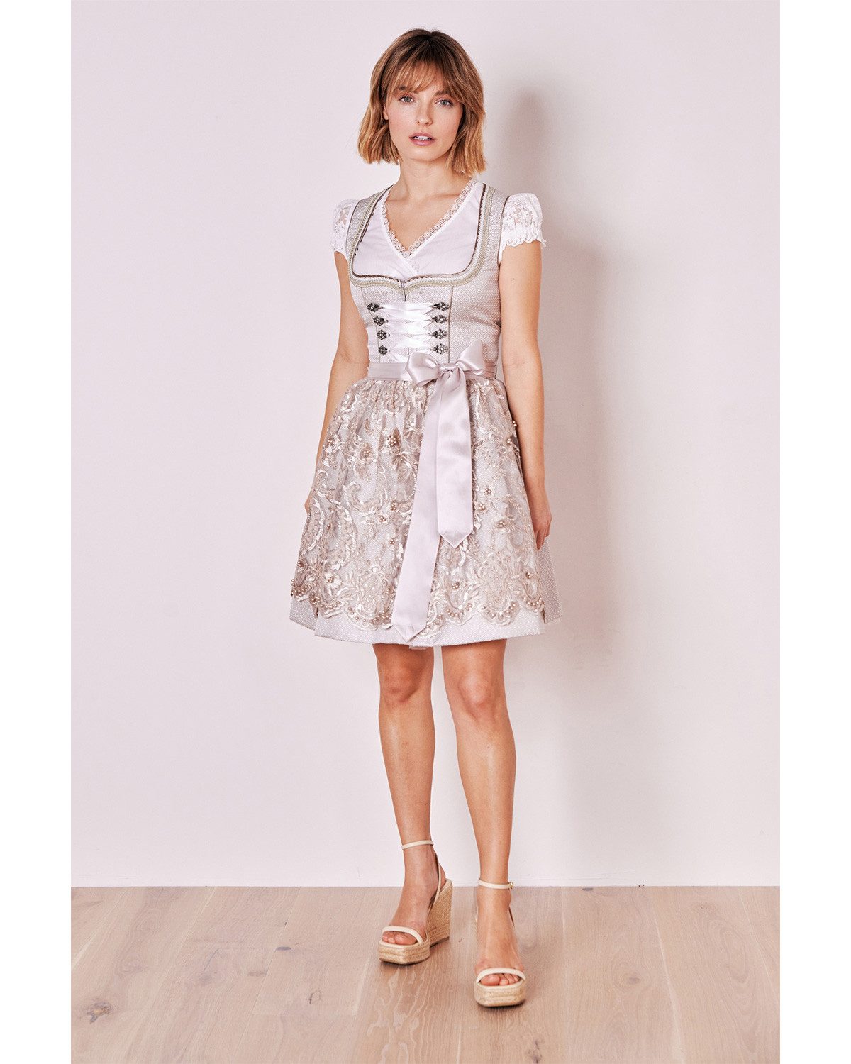 Krüger Madl Dirndl 'Vivien' mit Spitzenschürze 414867, Beige 50cm
