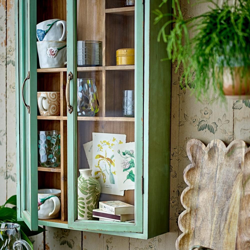 Bloomingville Wandhängeschrank Hazem Kabinett grün aus Tannenholz, dekorativer Wandschrank, Vitrinenschrank, Hängeschrank, Vintage Look, Gewürzschrank, Glasfront