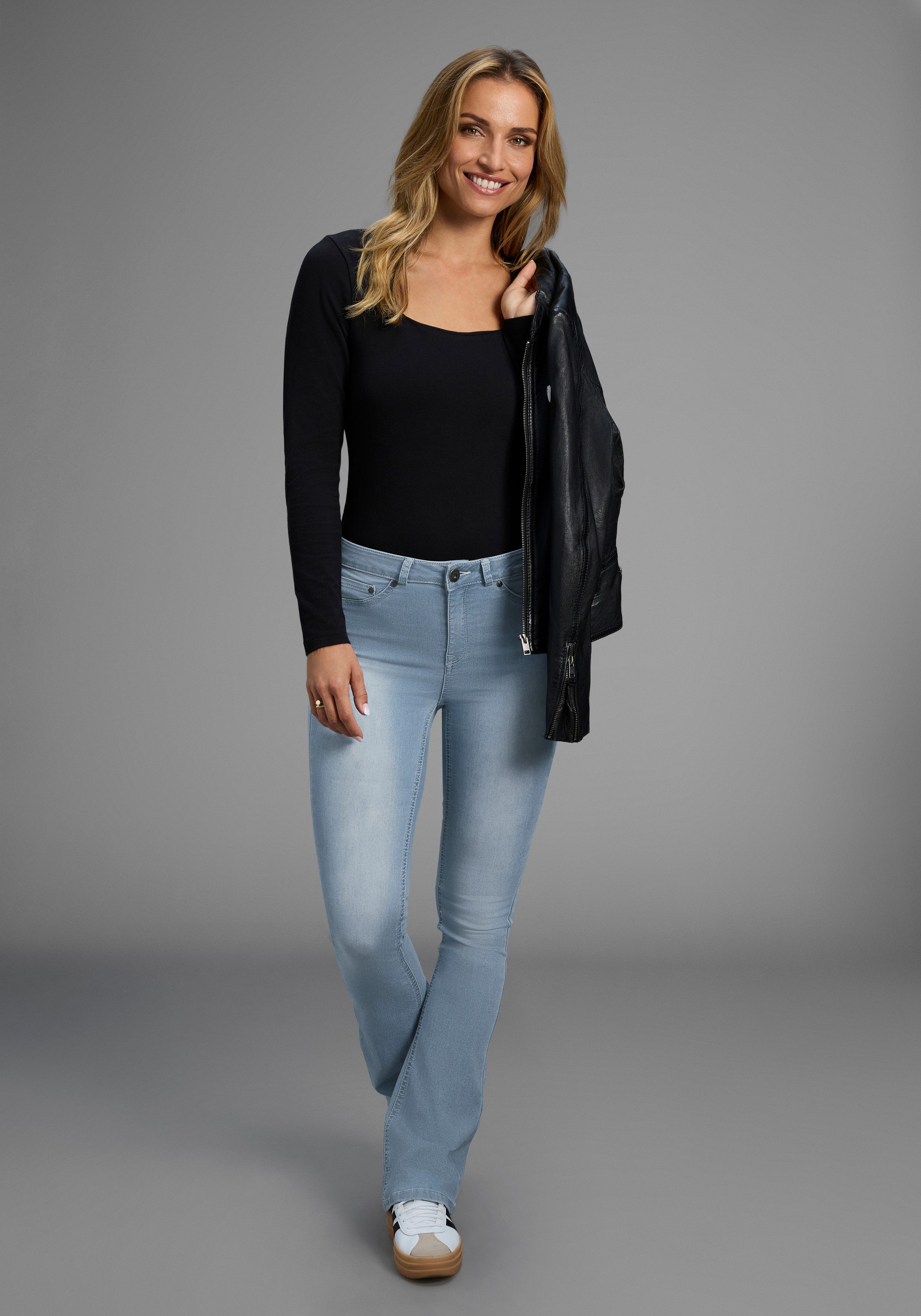 Arizona Bootcut-Jeans Ultra Stretch ausgestellte Beinform, Used-Waschung, hohe Leibhöhe – Bild 4 von 5