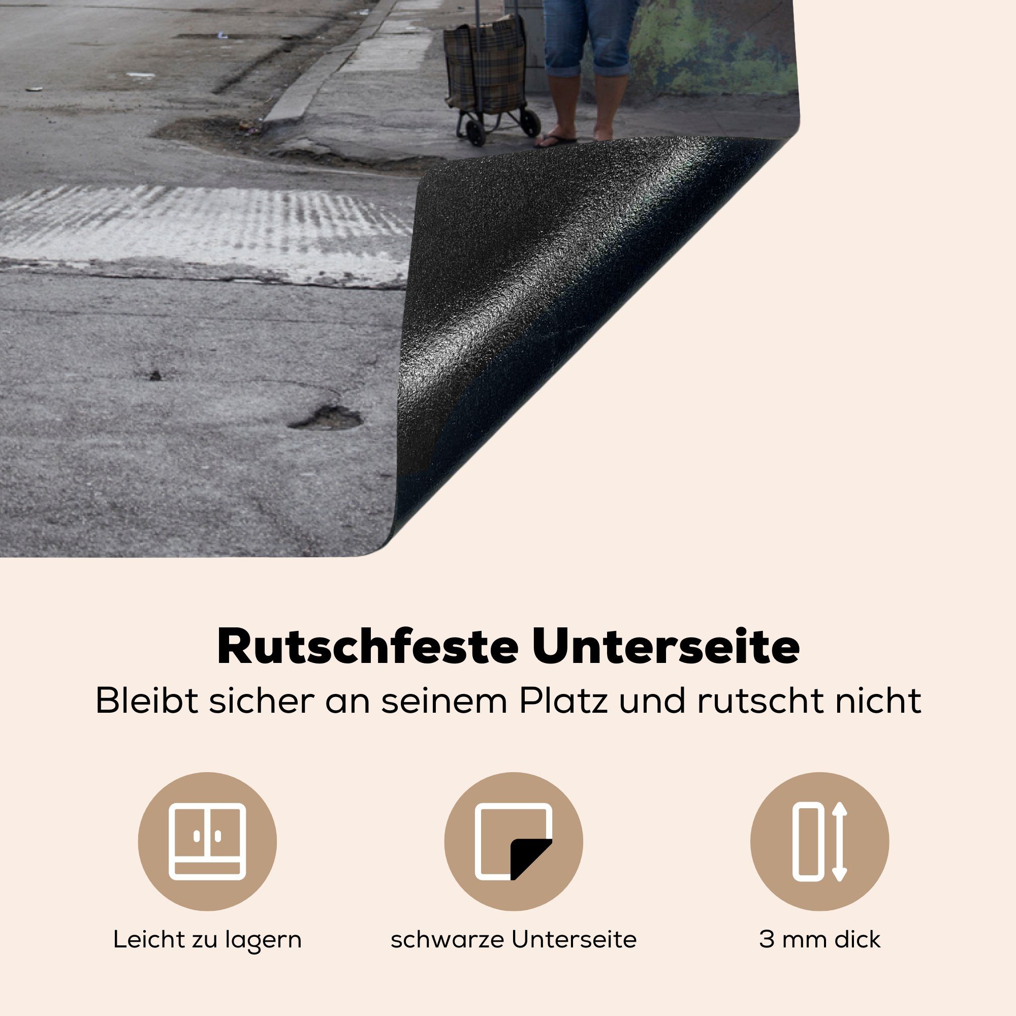 cm, Straße auf Schutz Herdblende-/Abdeckplatte Induktionskochfeld Ein kubanischen einem Vinyl, Oldtimer, (1 81x52 mit für die die tlg), Ceranfeldabdeckung Blick küche, MuchoWow