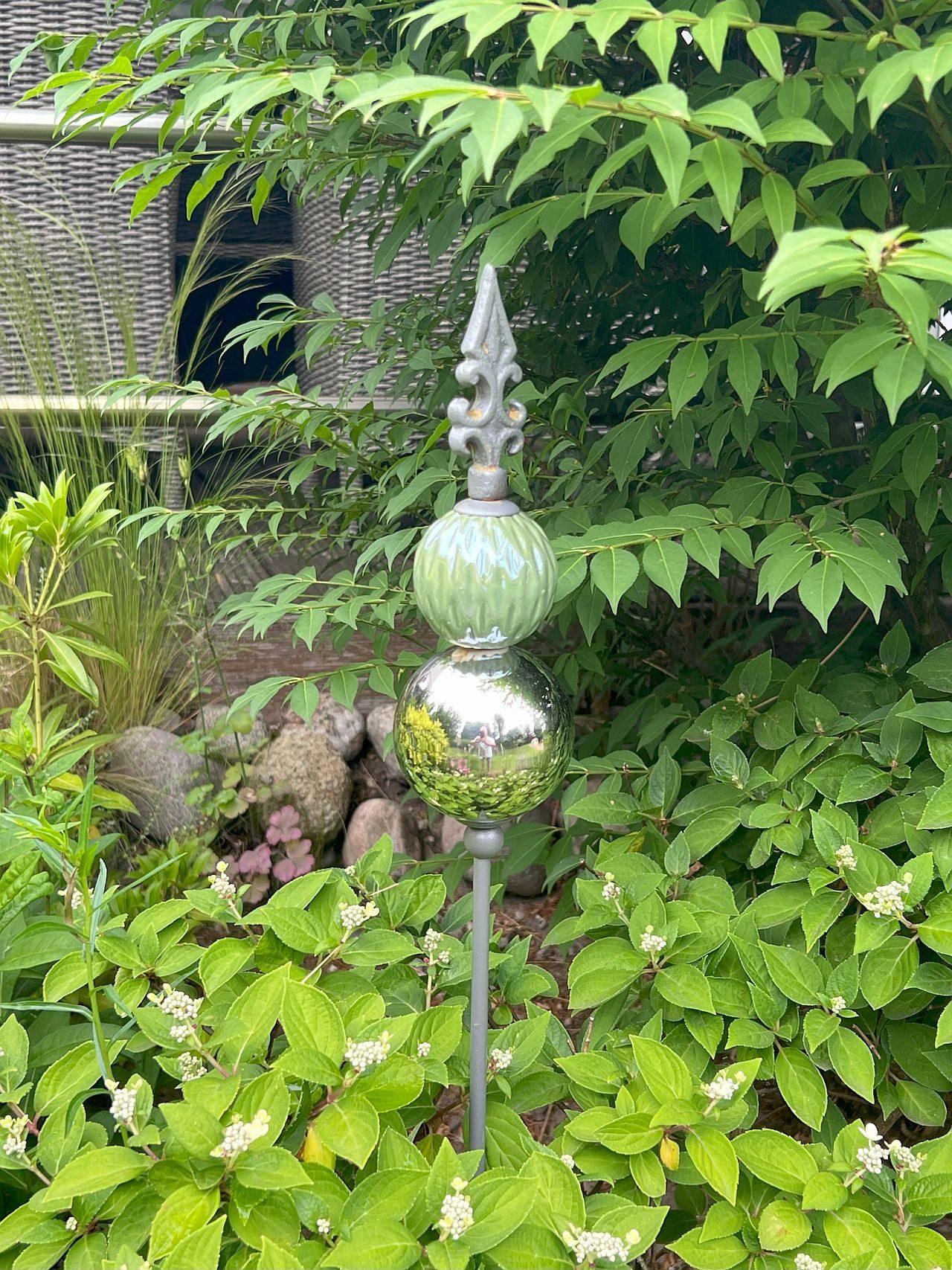 Dragimex Gartenstecker 3er-Set Gartenstecker aus Eisen – Lilienform mit bunter Keramikkugel (3tlg-SET)