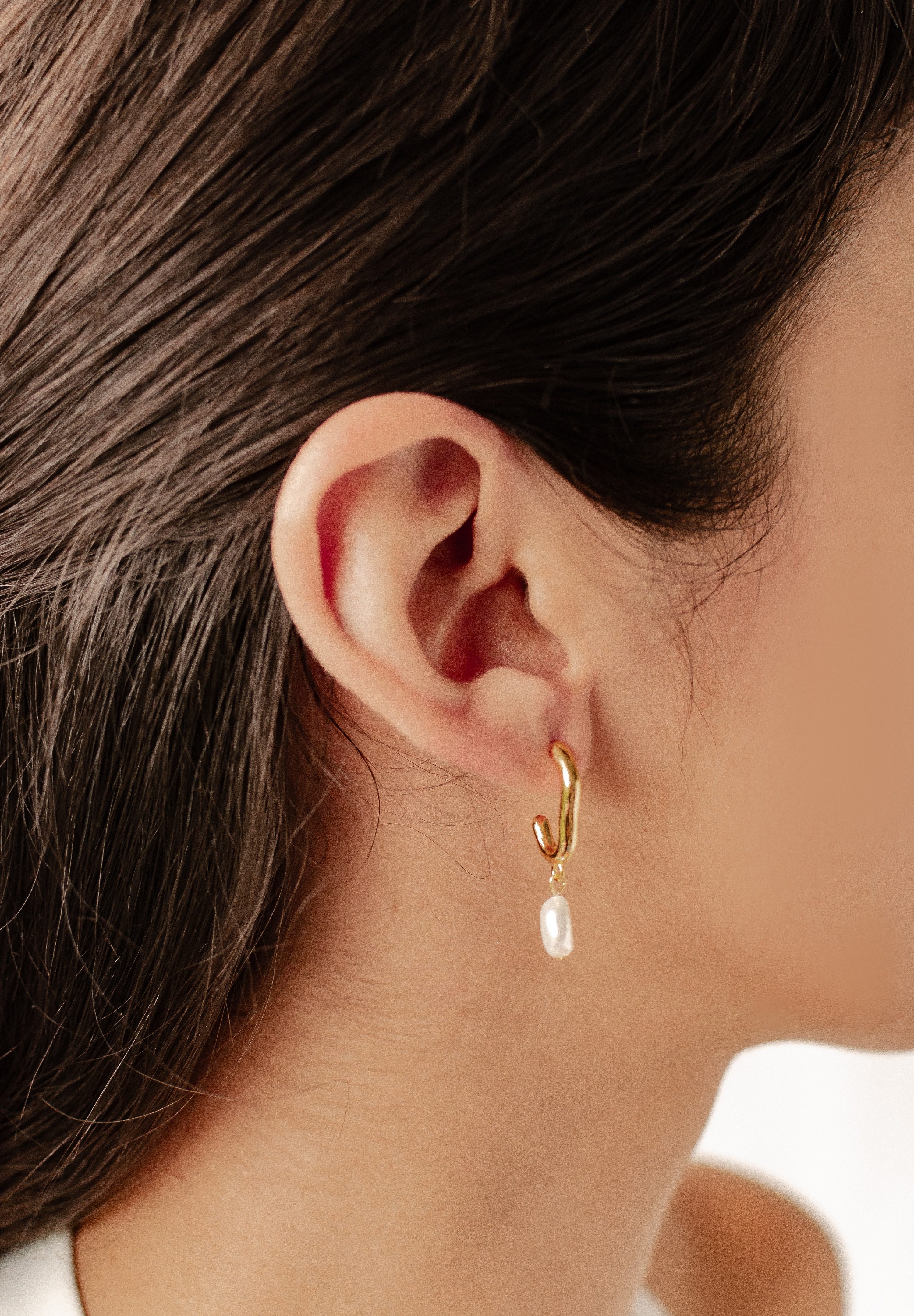 Hey Happiness Perlenohrringe Abstrakte Creolen mit Perlen, 18K Roségold Gold vergoldet, Hängende Perlen Ohrstecker, Tropfenohrringe 925 Silber