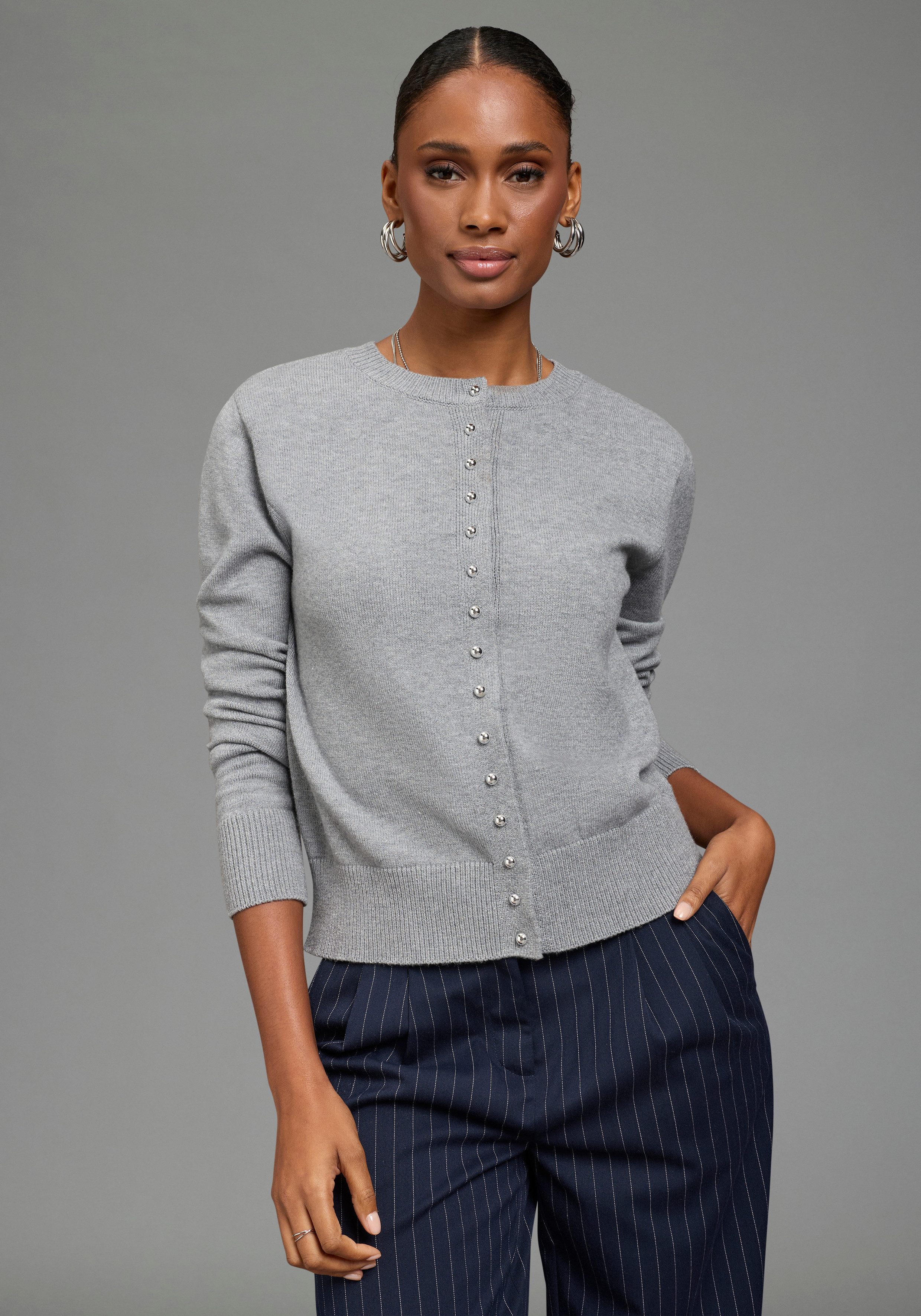 Bruno Banani Cardigan mit markanten Knöpfen figurbetonte Passform, hüftlange Schnittform, mit Rundhalsausschnitt