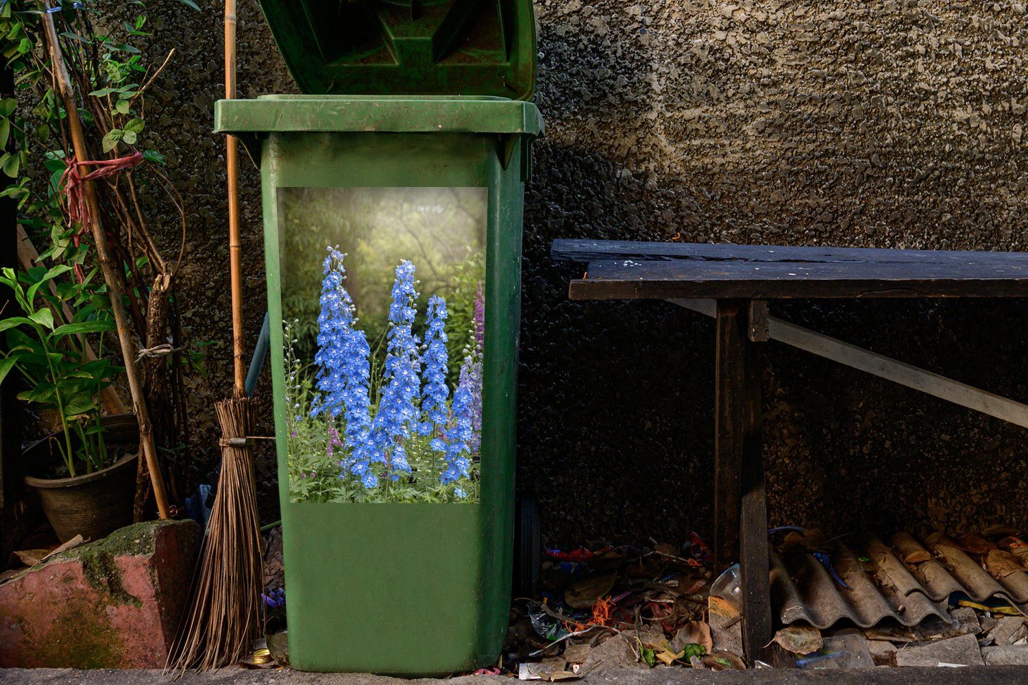 MuchoWow Wandsticker Sonnenstrahlen über (Delphinium) den Container, Mülltonne, (1 Mülleimer-aufkleber, Sticker, Abfalbehälter blauen St), Rittersporn