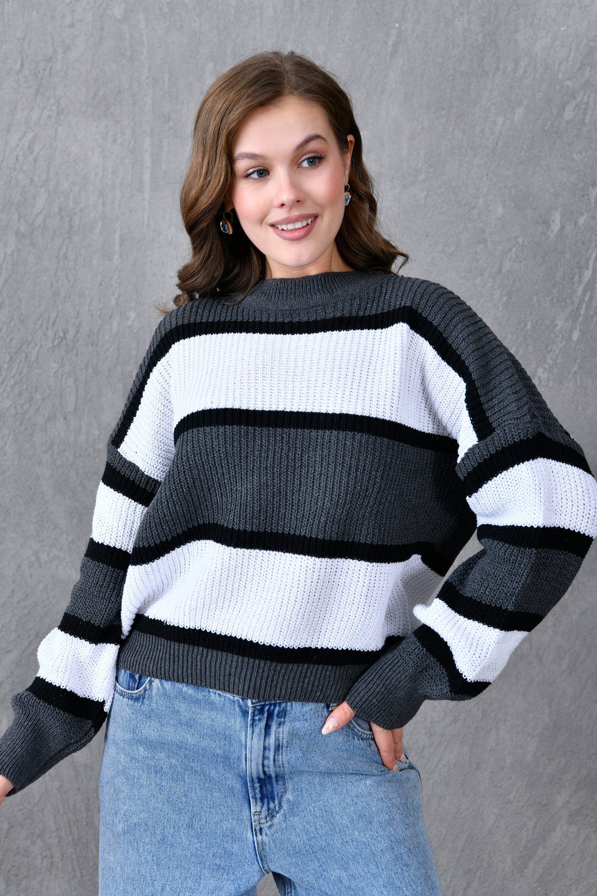Sweater Weitärmeliger, gestreifter Strickpullover mit Rundhalsausschnitt und l
