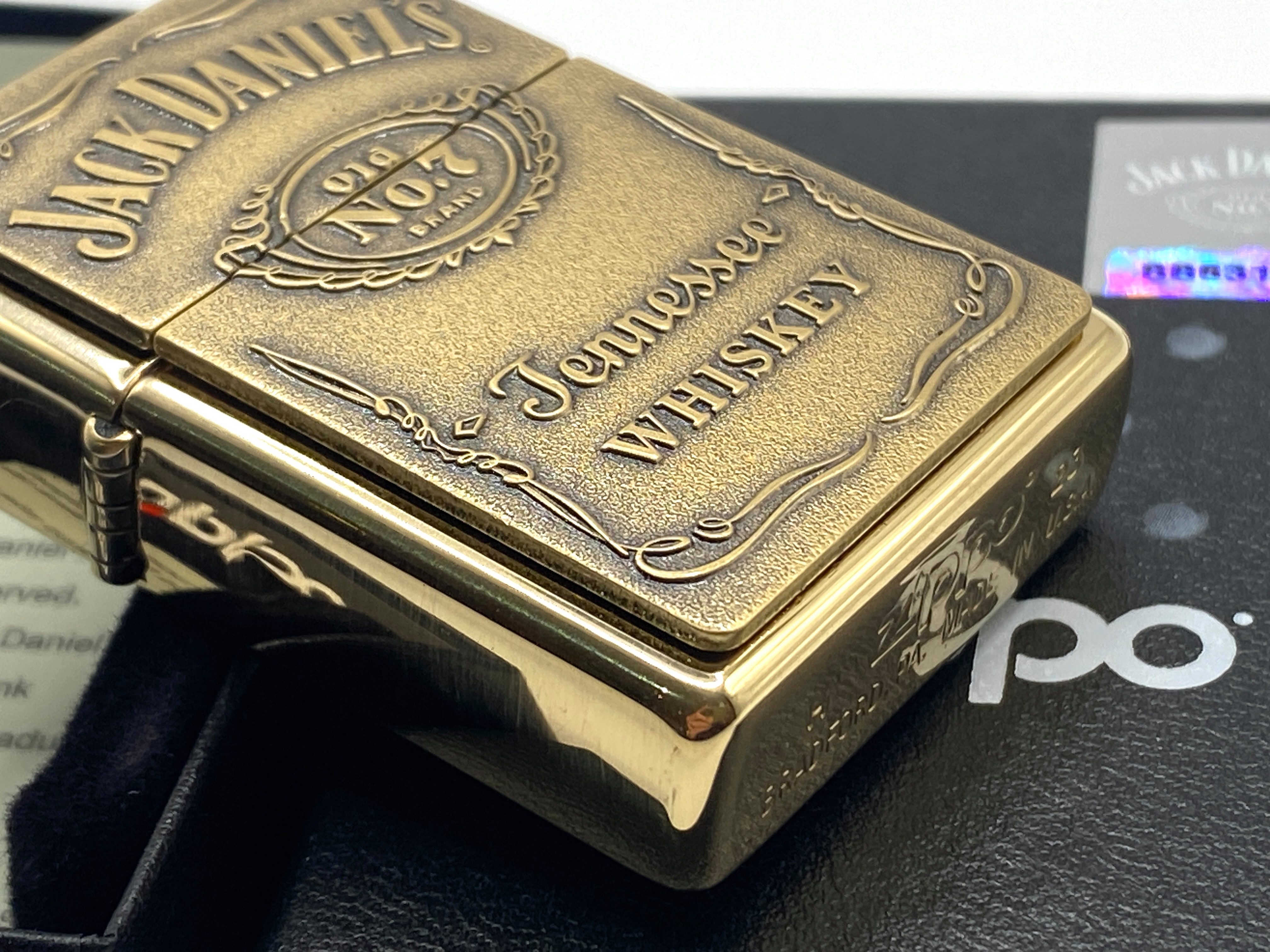 Zippo Feuerzeug Jack Daniel's Messing Emblem Premium Set - Sturmfeuerzeug Geschenkidee (inkl. Geschenkbox, Feuersteine und Benzin)