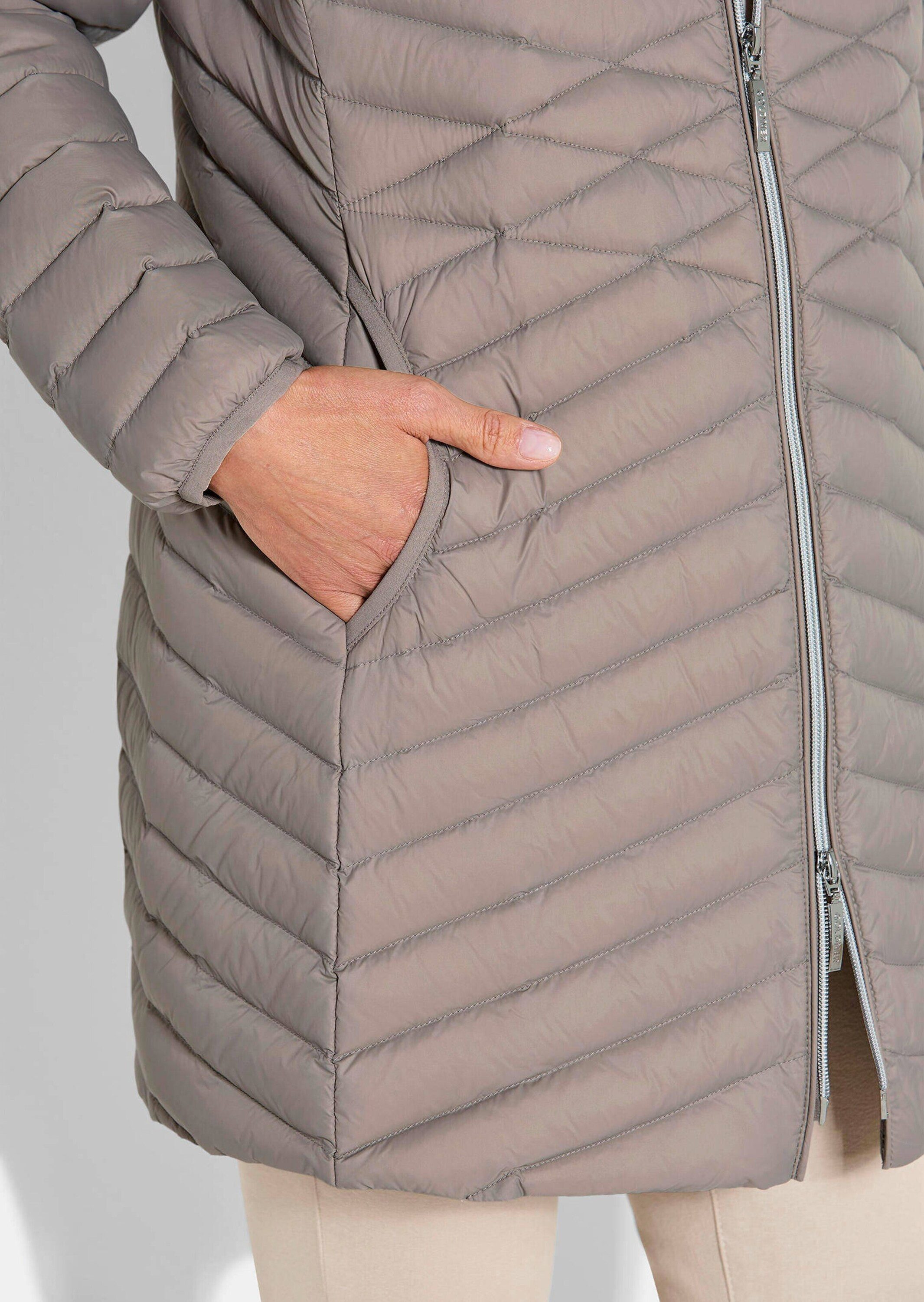 GOLDNER Winterjacke Gefütterter langer Mantel mit Kapuze Wintermantel in femininer Steppung mit Stehkragen und Taschen