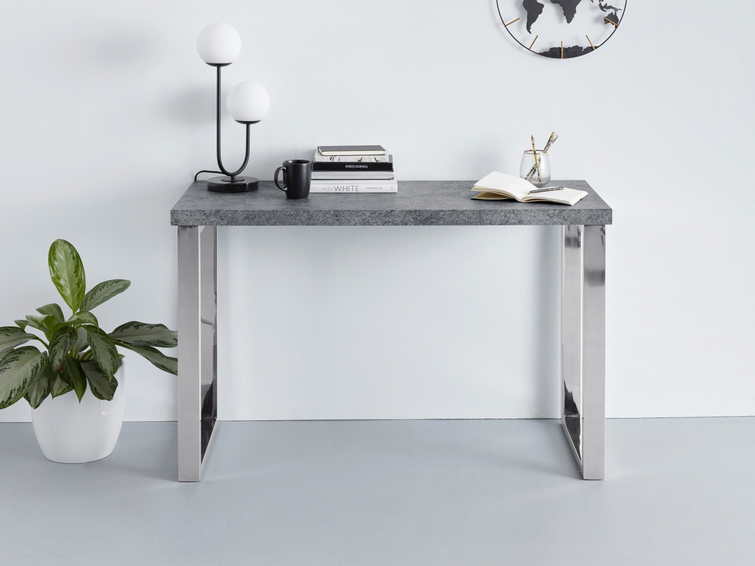 loft24 Schreibtisch Dave, Bürotisch, Tischplatte in Beton Optik, Chrom-Gestell, Breite 120 cm