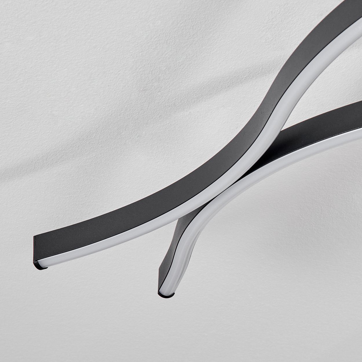 hofstein Deckenleuchte moderne Deckenlampe aus Metall/Kunststoff in Schwarz/Weiß, LED fest integriert, 3000 Kelvin, im modernen Wellen-Design, Länge 108 cm, LED 35 Watt, 3610 Lumen