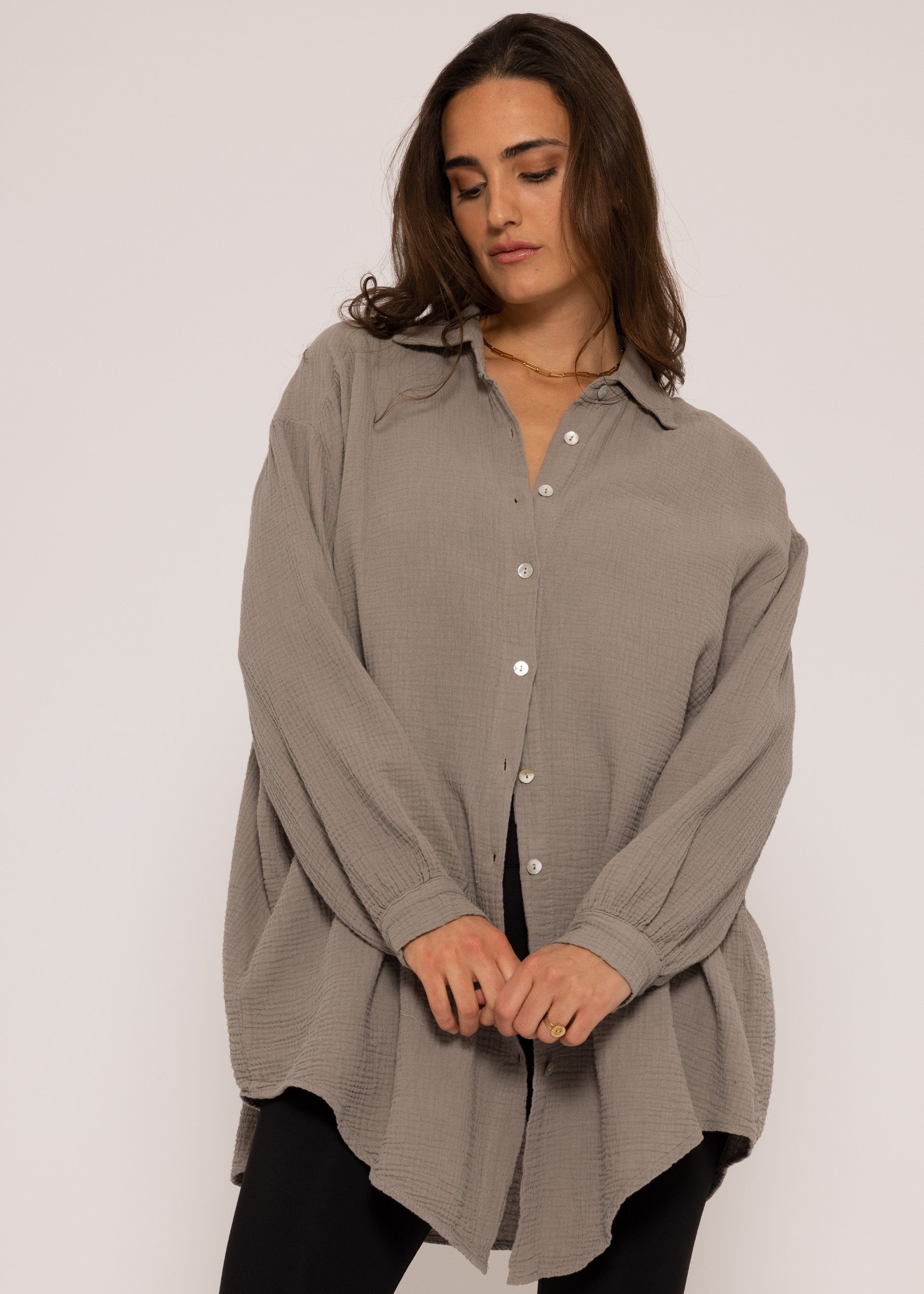 SASSYCLASSY Longbluse Oversize Musselin Bluse Damen Langarm Hemdbluse lang aus Baumwolle mit V-Ausschnitt, One Size (Gr. 36-48) Taupe