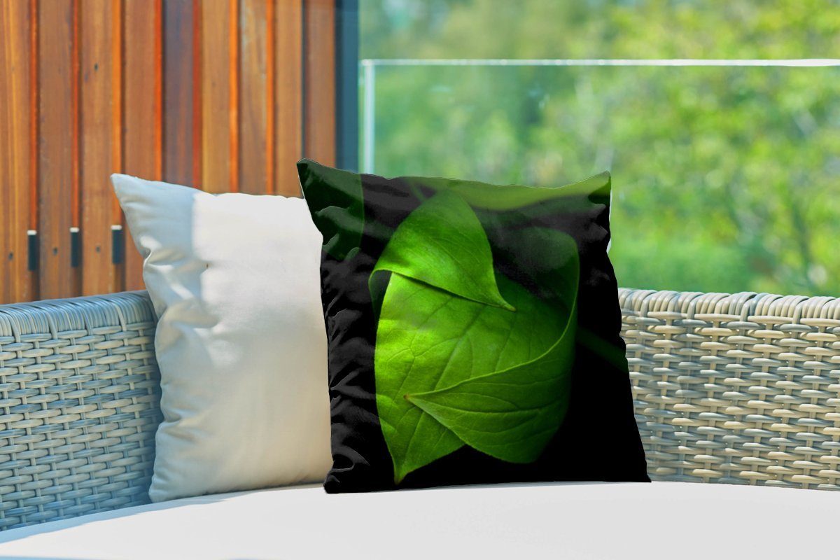 Outdoor grünen Blattes vor eines schwarzem Details Kissenhülle, Dekokissen, Kissenbezüge, Dekokissenbezug, MuchoWow Hintergrund, Die Dekokissen