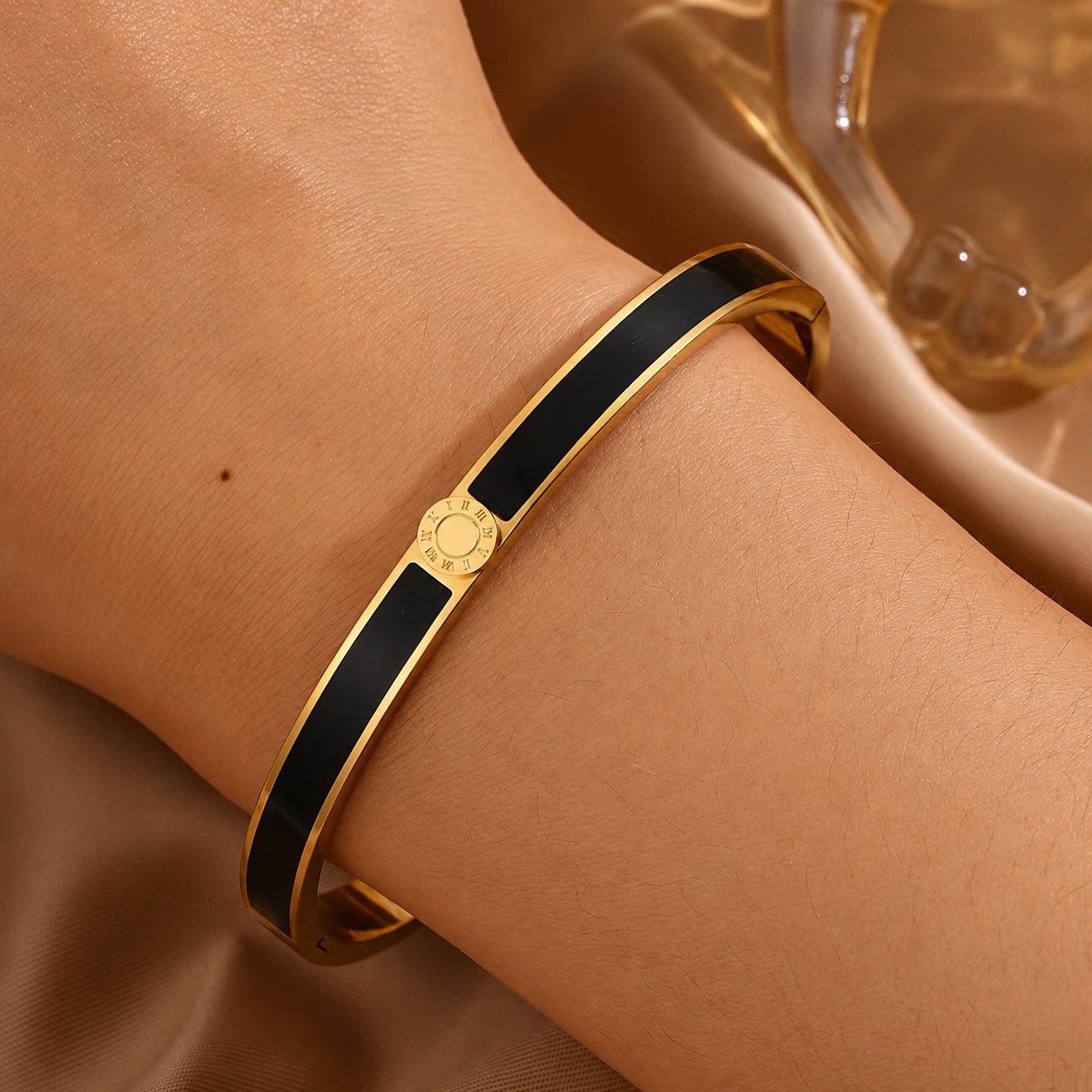 XCOAST Armreif Luxus Damen in Schwarz – hochwertig vergoldet, elegant (mit Schmucktasche, armreif damen leicht komfortabel), mit Verschluss, Schwarzes Armband Damen elegant