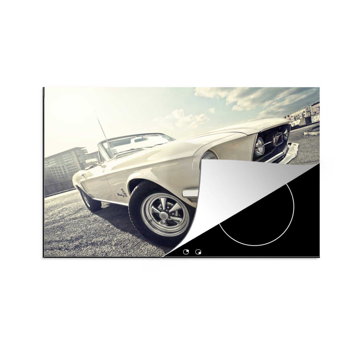 MuchoWow Herdblende-/Abdeckplatte Ein weißer Ford Mustang in einem Parkhaus, Vinyl, (1 tlg), 81x52 cm, Induktionskochfeld Schutz für die küche, Ceranfeldabdeckung