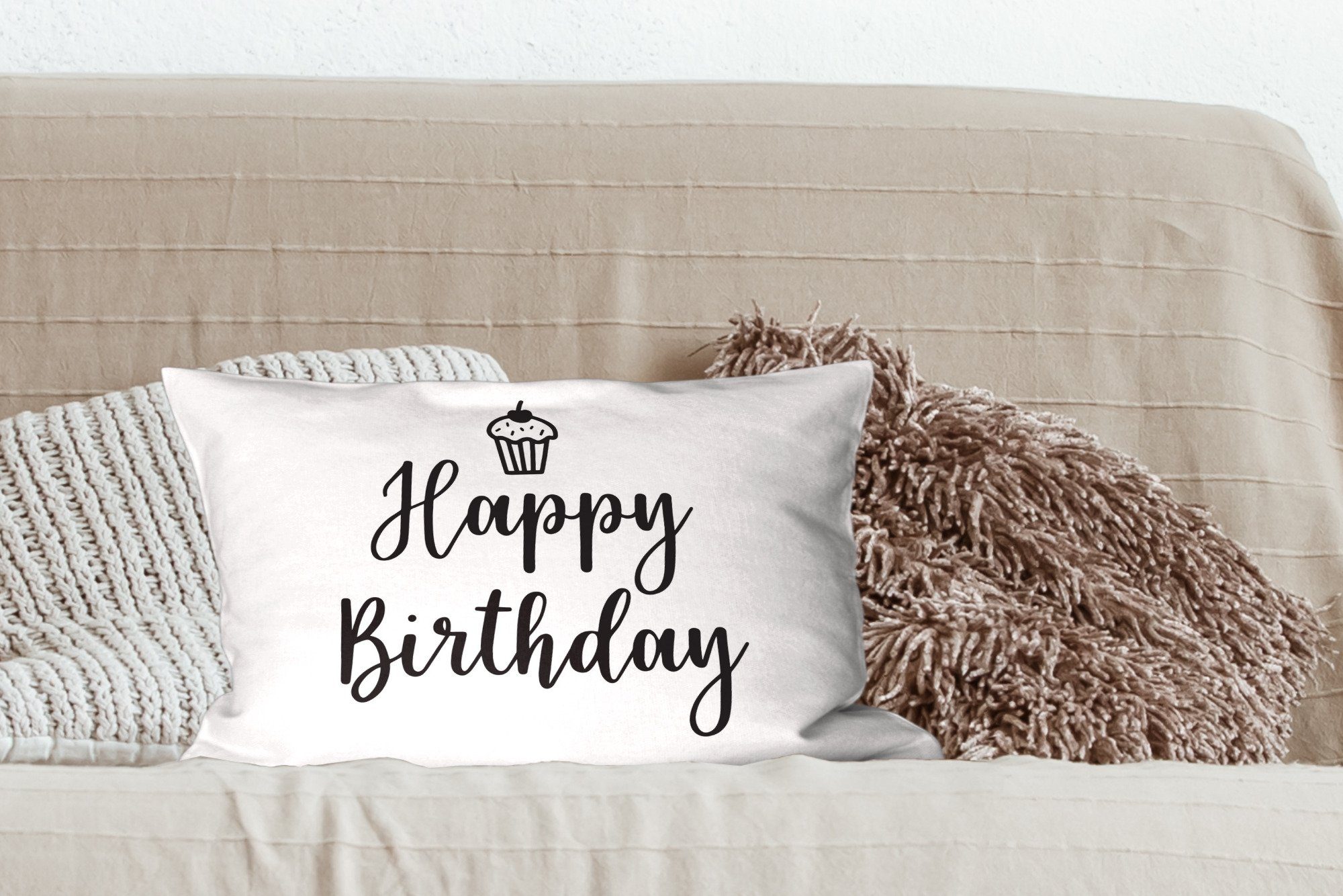 einem weißen mit Wohzimmer Dekoration, Dekokissen Zierkissen, MuchoWow Schlafzimmer mit Birthday" Dekokissen Cupcake Hintergrund, "Happy auf Füllung, dem Zitat