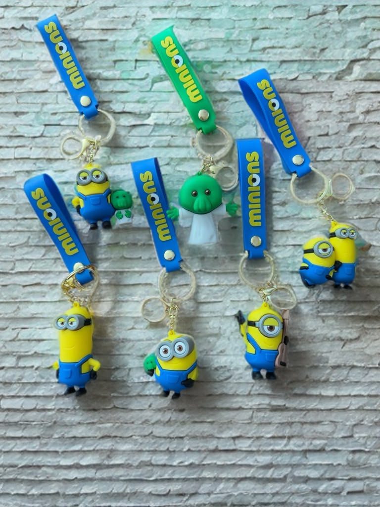 GOLDIA GMBH Schlüsselanhänger Minions Comicfigur mit Handschlaufe und Karabiner,Zufallsmotiv 5–6,5cm (Set, 1-tlg., Geschenk-Set), Sechs Designs, flexible Schlau – Bild 5 von 5