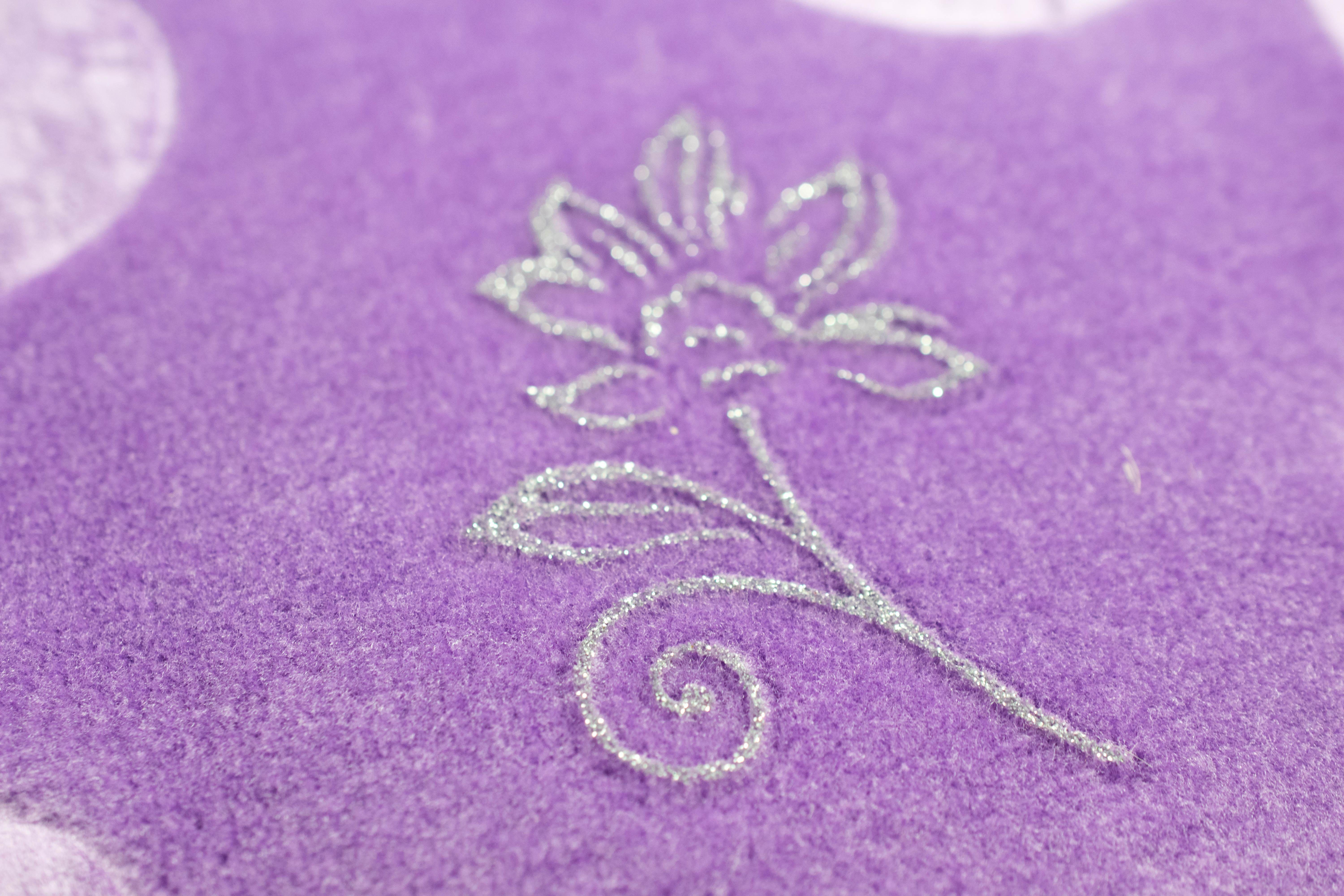 Tagesdecke in lila Ornamenten mit Bettüberwurf Decke Tagesdecke silber, Teppich-Traum
