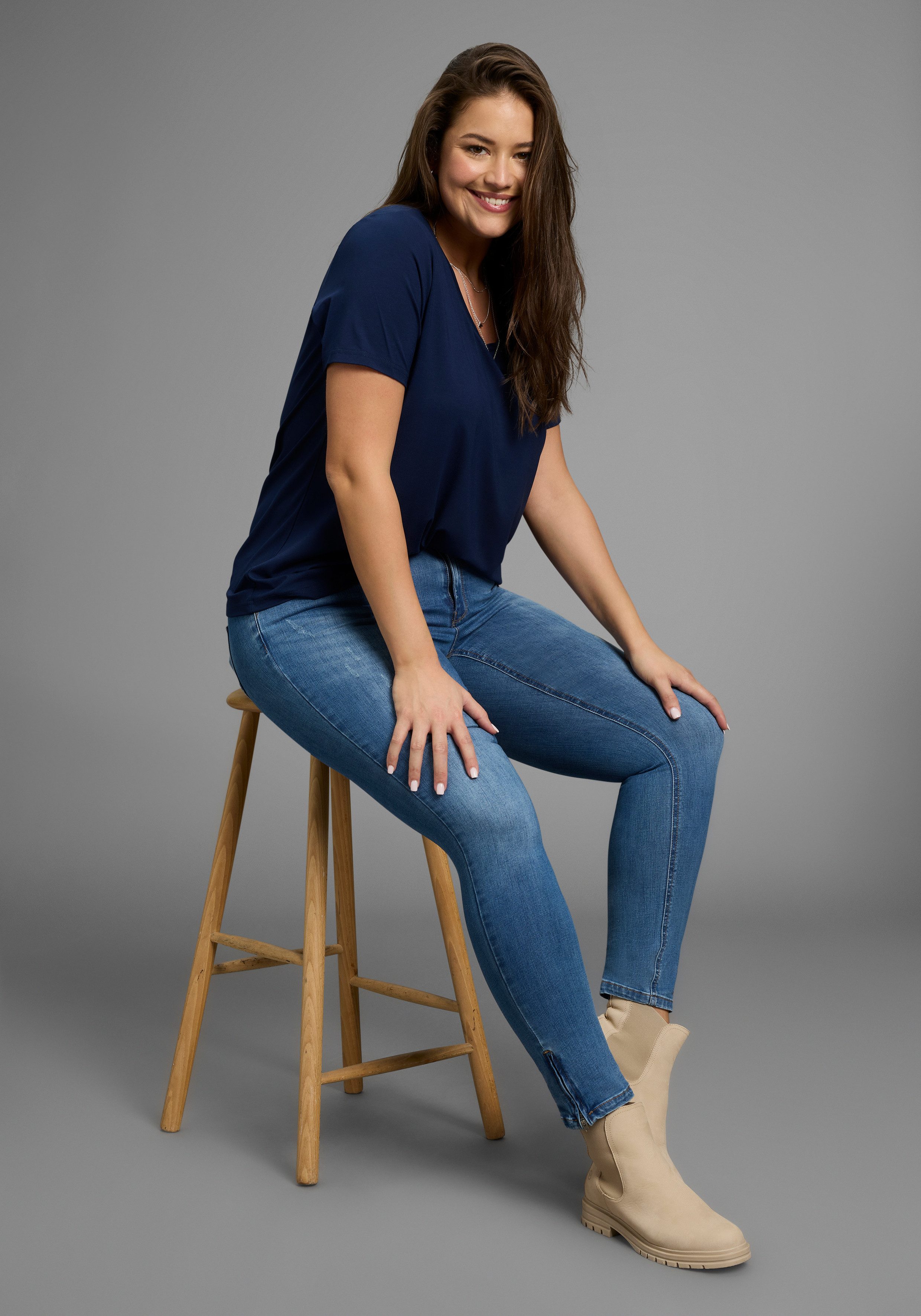 Laura Scott CURVE T-Shirt Große Größen mit V-Ausschnitt aus fließender Viskose – Bild 5 von 5